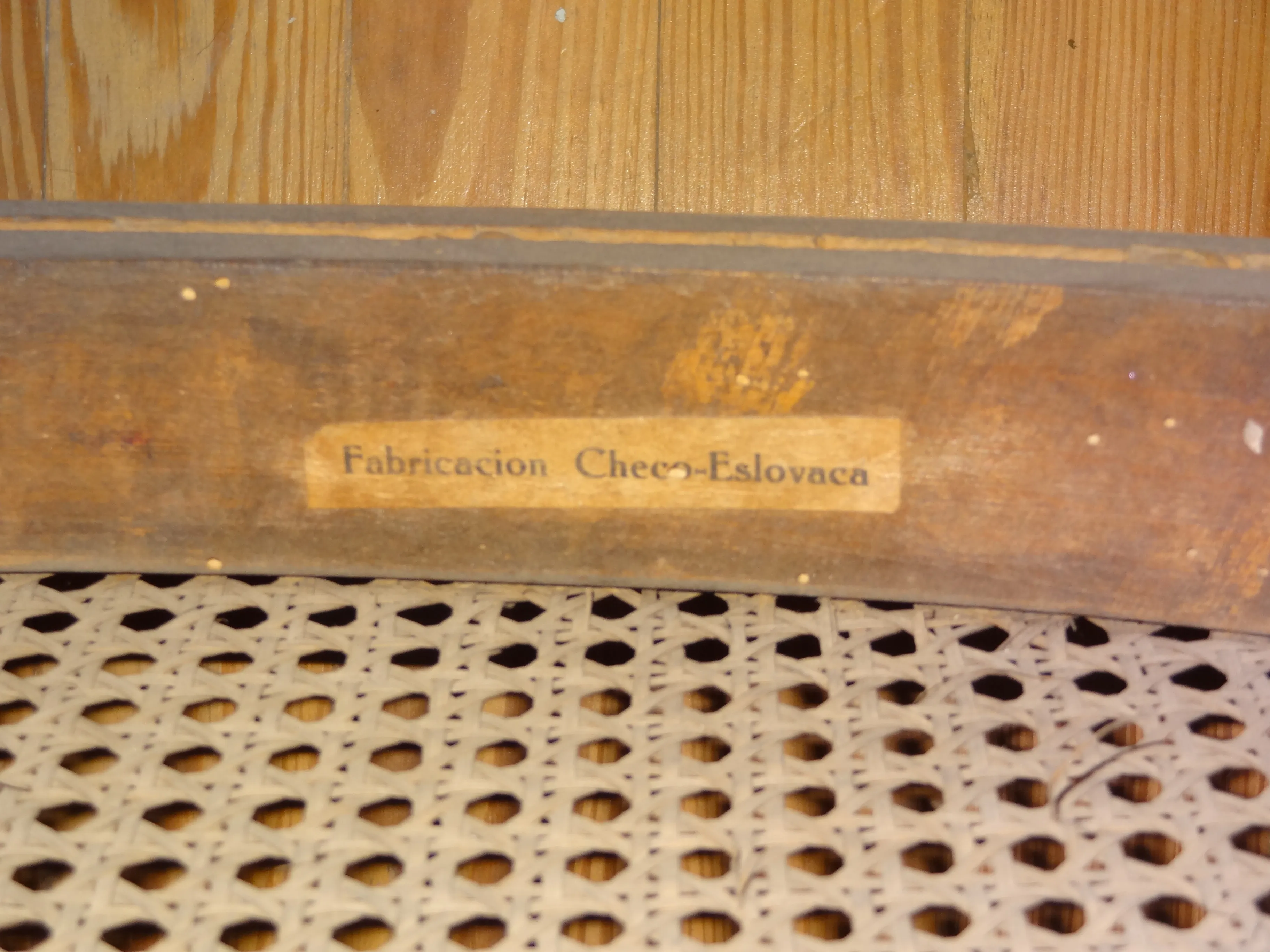 Sello antiguo, fabricacion checa-eslovaca en ambiente rústico.