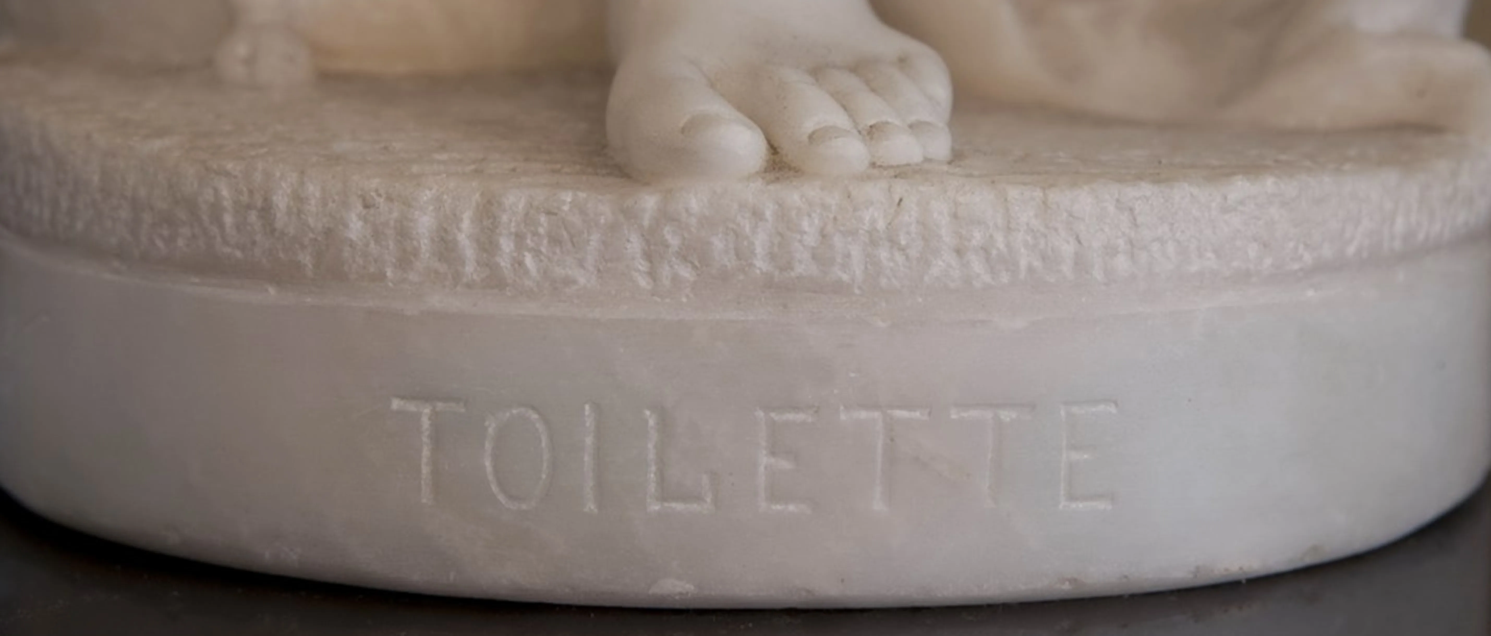 sello toilette antiguo con inscripcion en la base