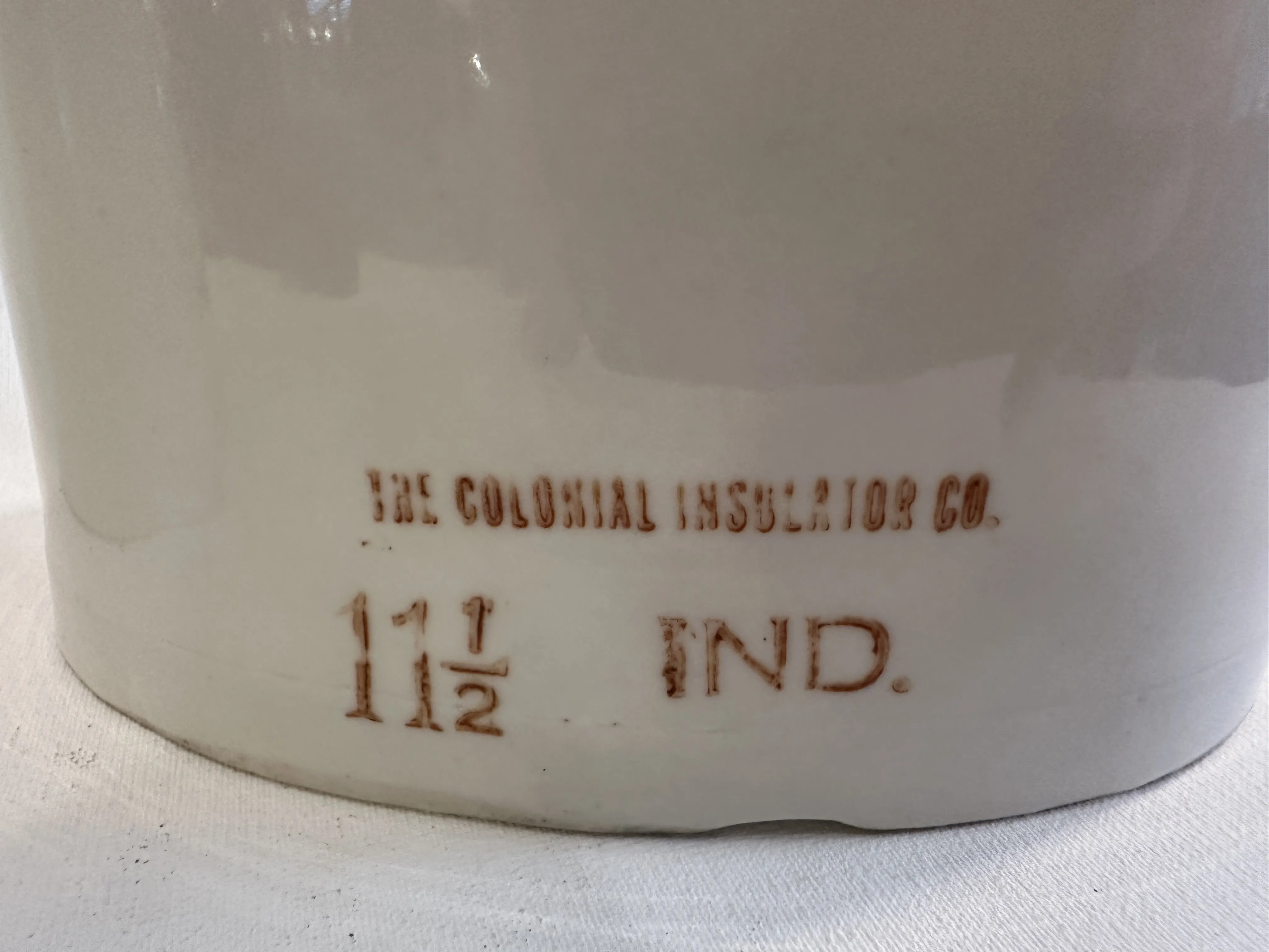 sello antiguo de The Colonial Insulator Co. con inscripción visible