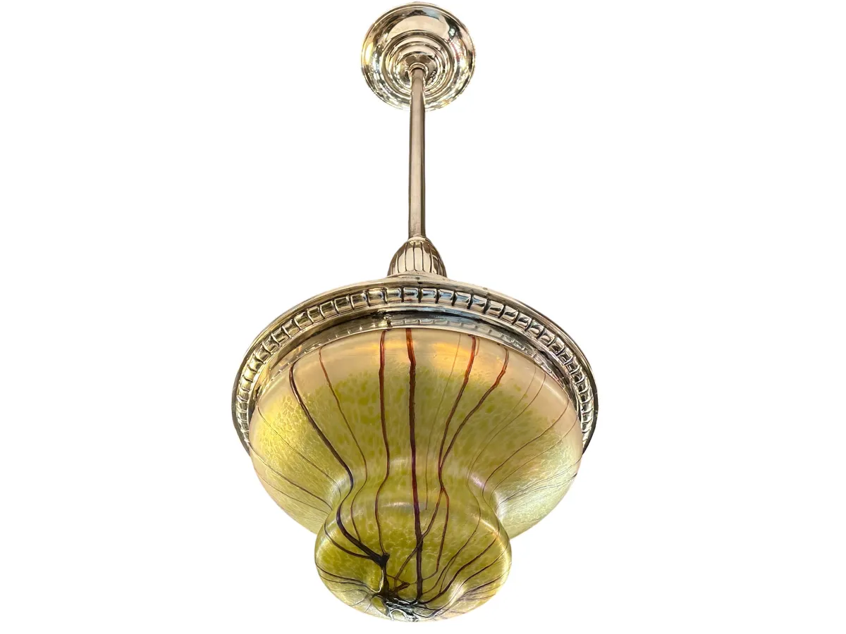 Lustre ancien en verre vert et jaune avec des détails.