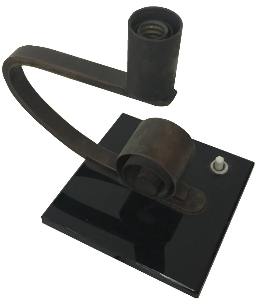 lampe de bureau ancienne avec base noire et bras courbé dans un cadre classique
