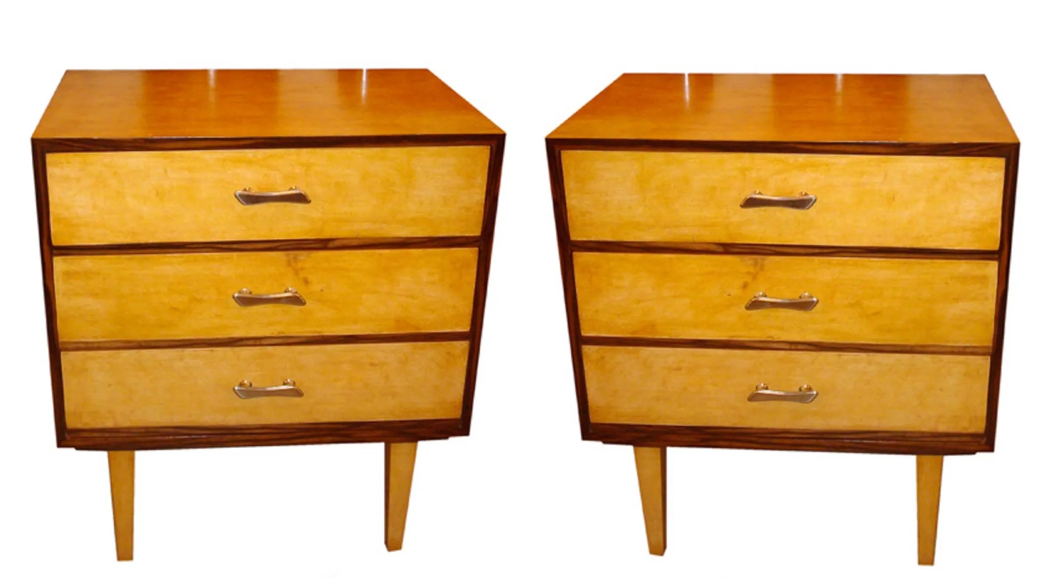 Ensemble de tables de chevet antiques de couleur claire avec trois tiroirs