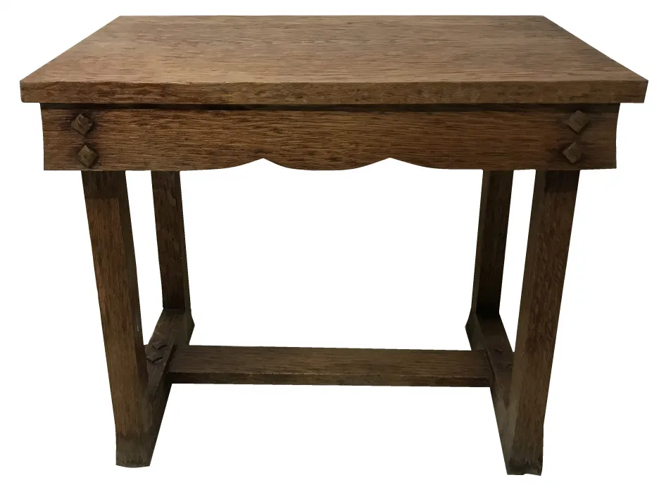 Petite table ancienne avec un design simple et élégant