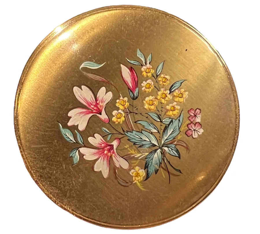 polvera ancienne ronde avec motif floral rose et jaune