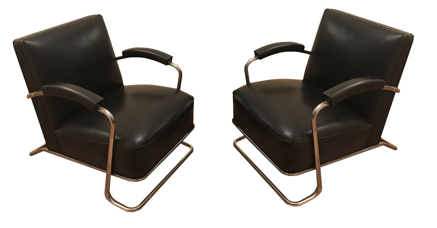 Deux fauteuils anciens art deco de couleur noire, avec bras et base en métal.