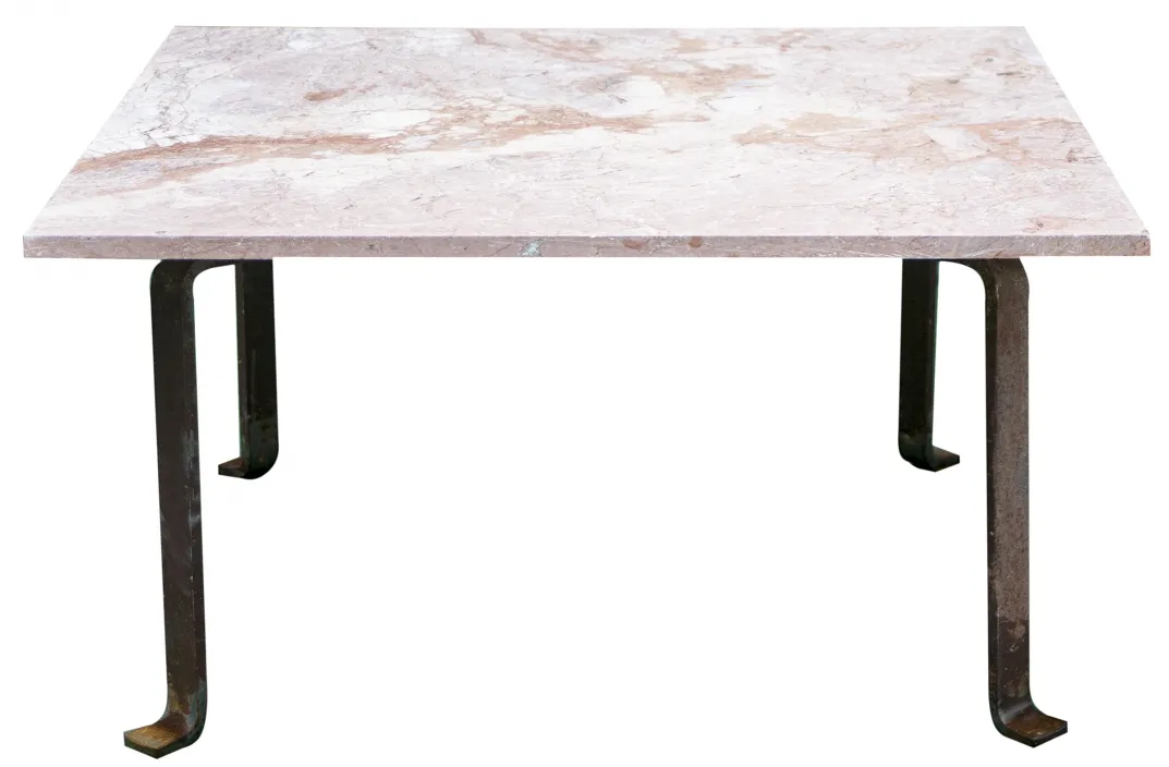 table basse antique avec une surface claire et des pieds élégants
