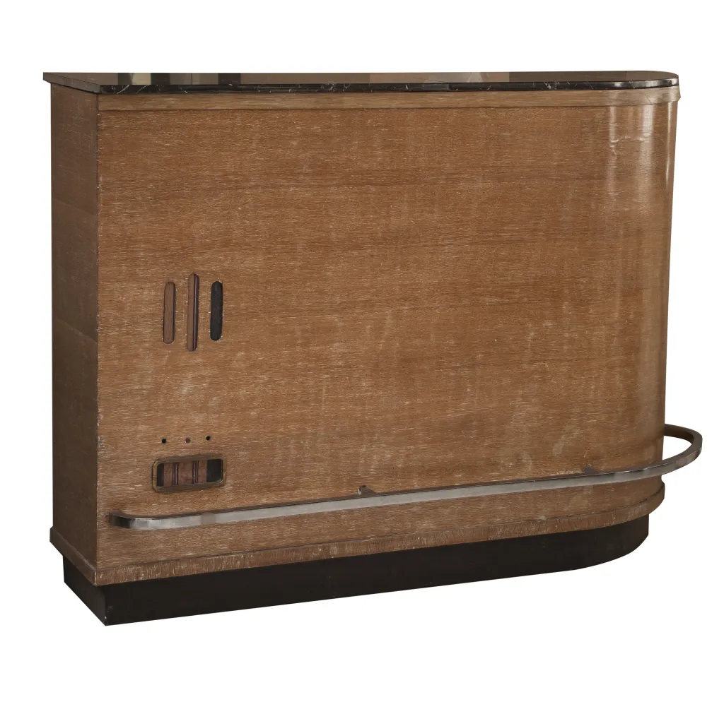 Meuble à cocktail ancien avec surface lisse et détails subtils
