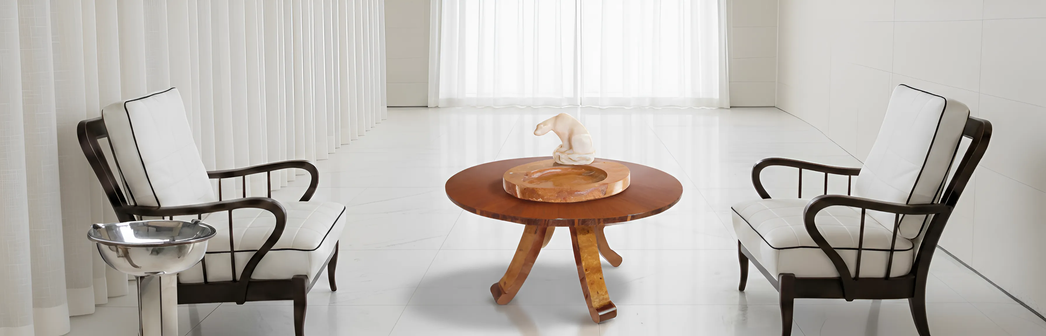 Ensemble de chaises blanches et table en bois pour fumeurs, élégant et moderne.