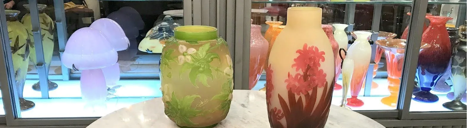 deux verres Gallé décorés de motifs floraux, style Art Nouveau, parmi d'autres éléments décoratifs