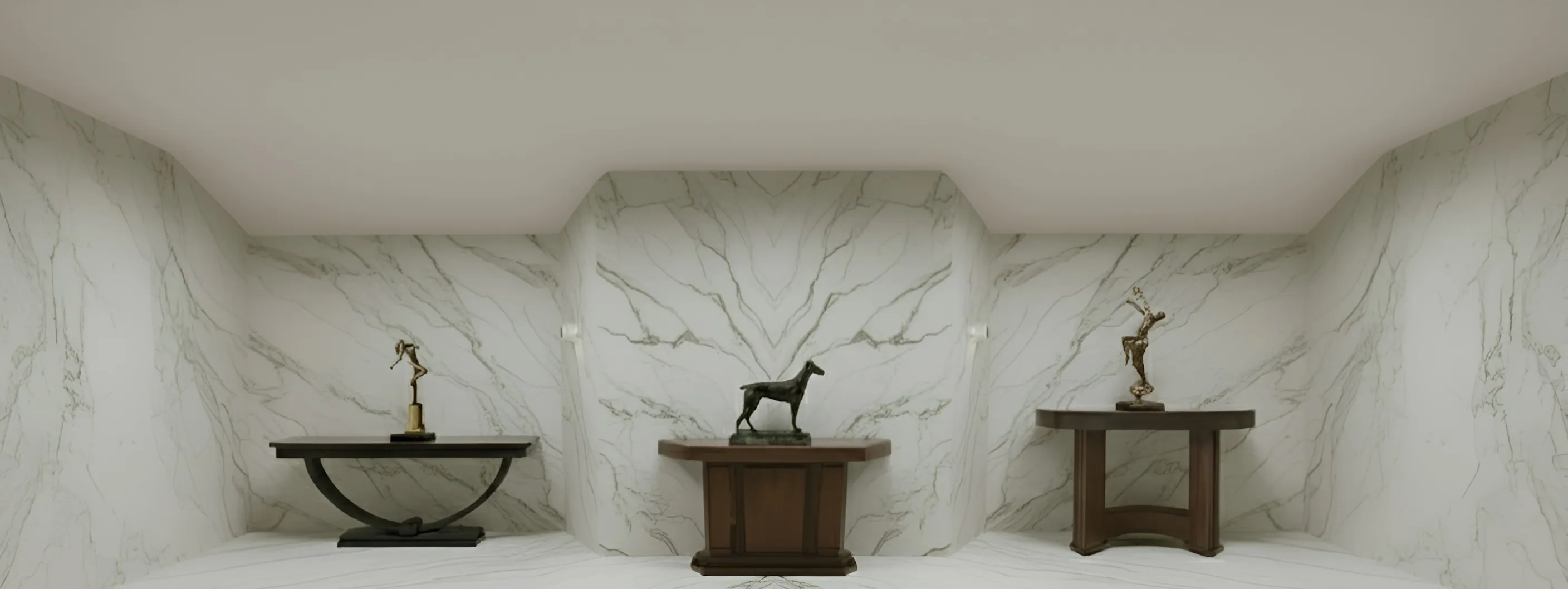 Trois sculptures anciennes dans un cadre élégant, fond en marbre.