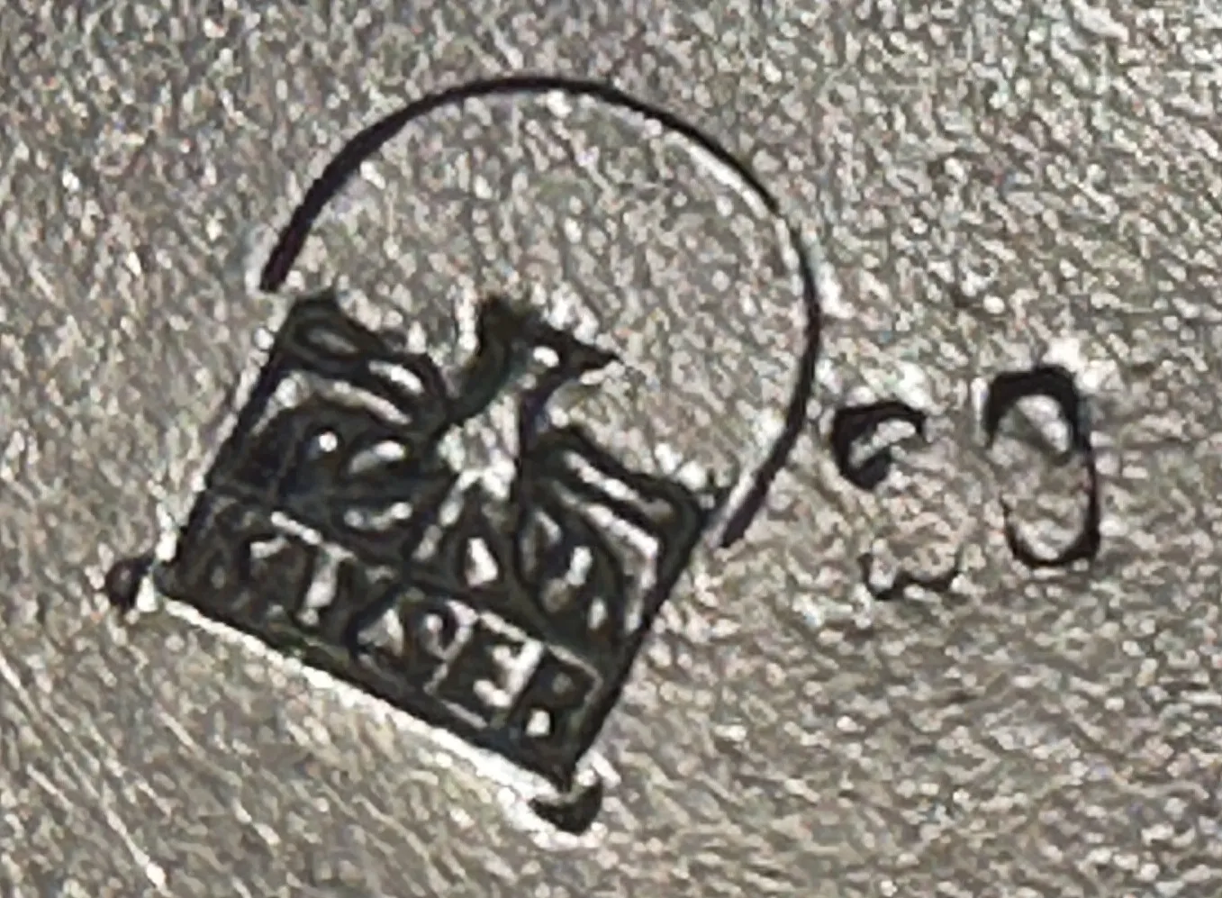 sceau ancien Kayser avec des détails délicats.