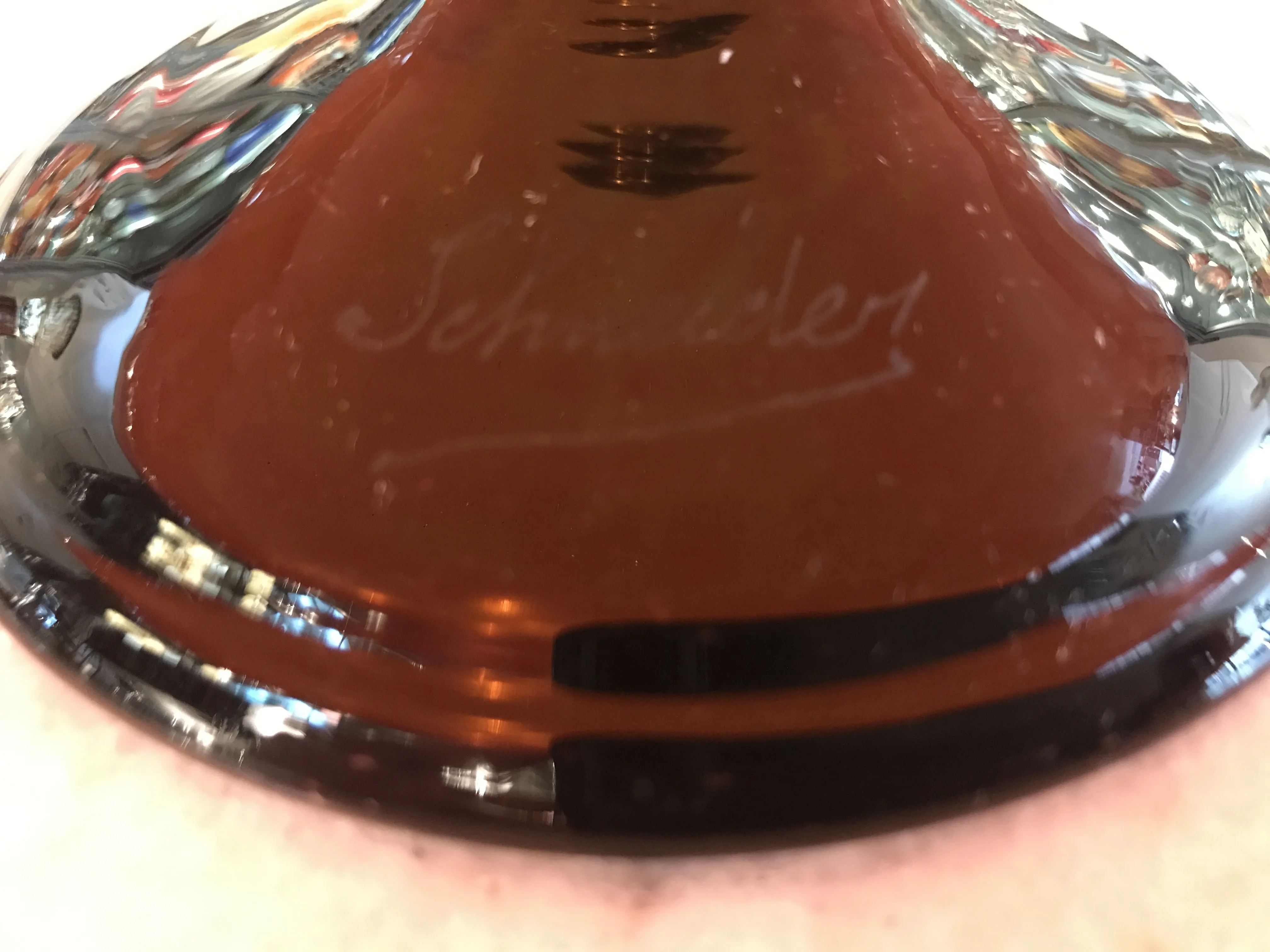 sceau ancien de la marque Schneider avec détails visibles