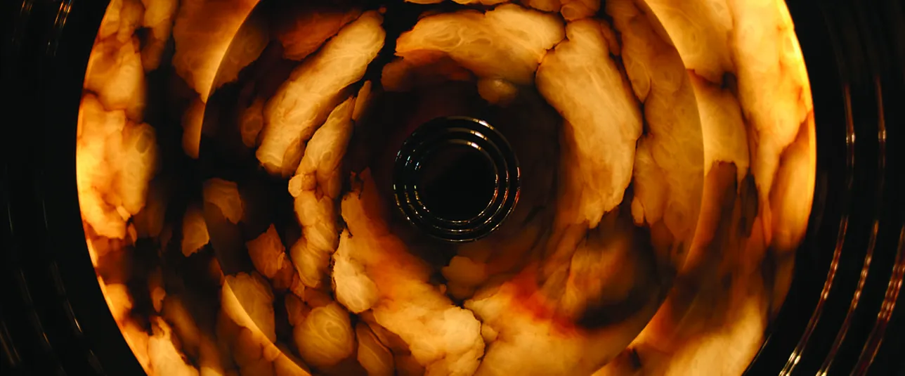 Lampu langit-langit antik dengan desain laba-laba dan pola artistik