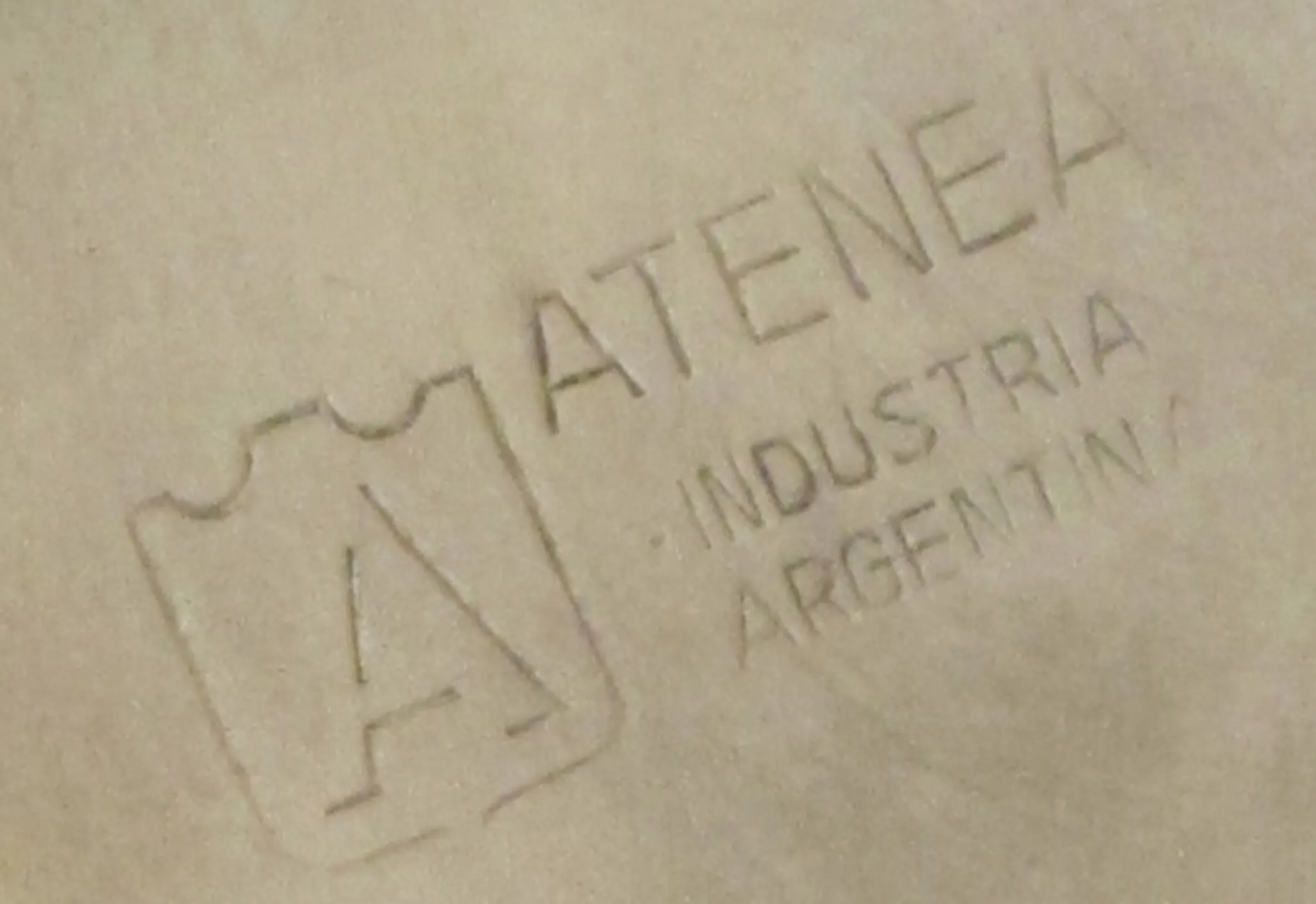 पुरानी मुद्रण पर हल्के पृष्ठभूमि पर atenea industria argentina का पाठ