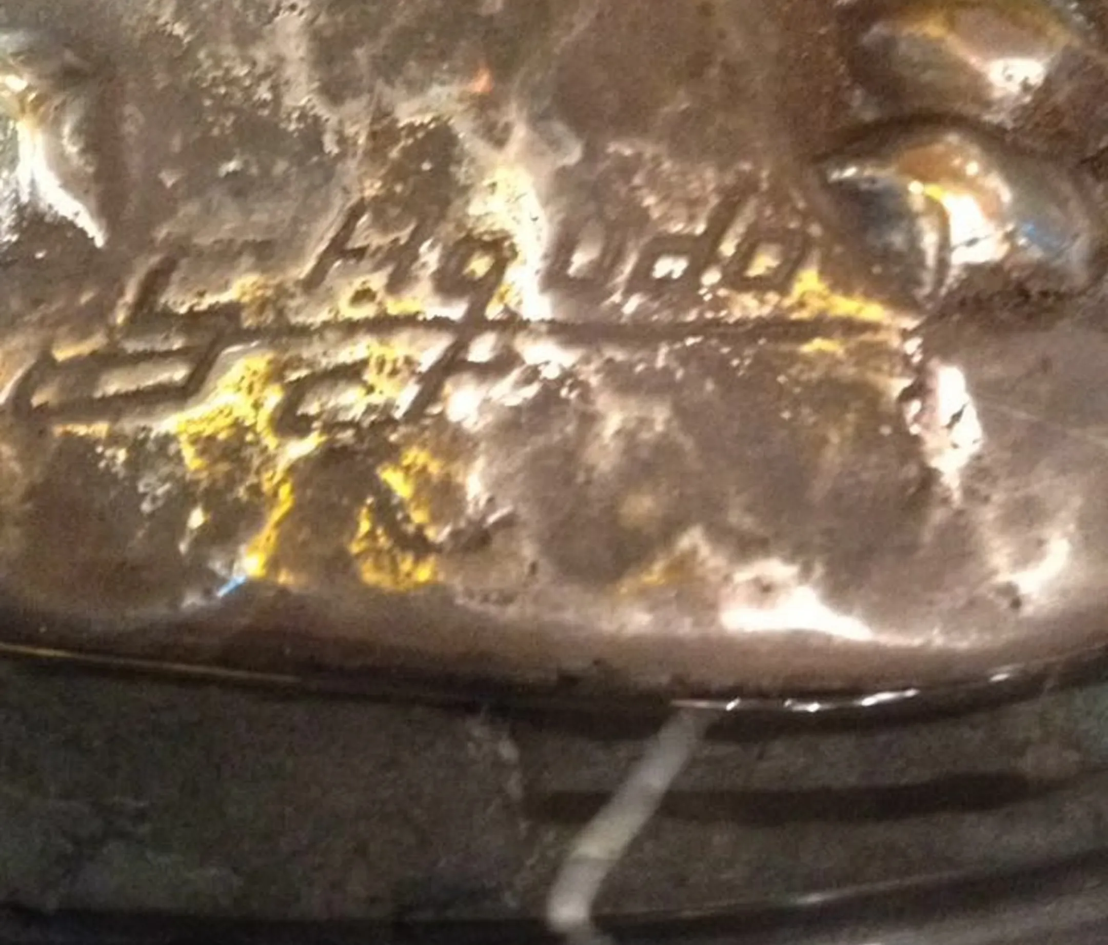 प्राचीन Sagudo मुद्रण जिसमें एक अंधेरे सेटिंग में बनावट वाले विवरण हैं