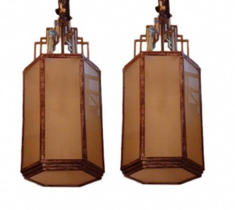 Coppia di lanterne antiche in forma ottagonale con dettagli in bronzo.