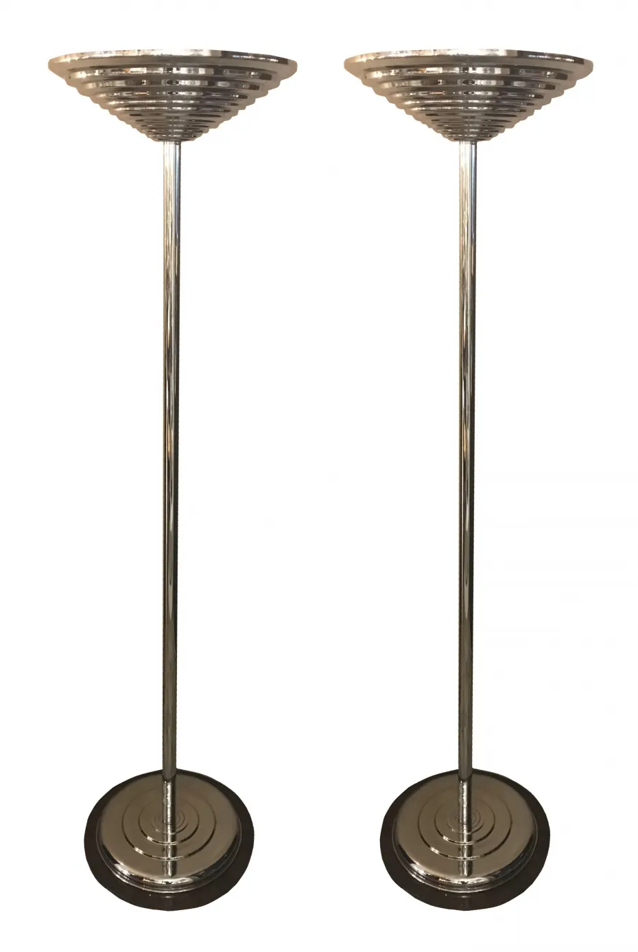 due lampade da terra antiche con design elegante