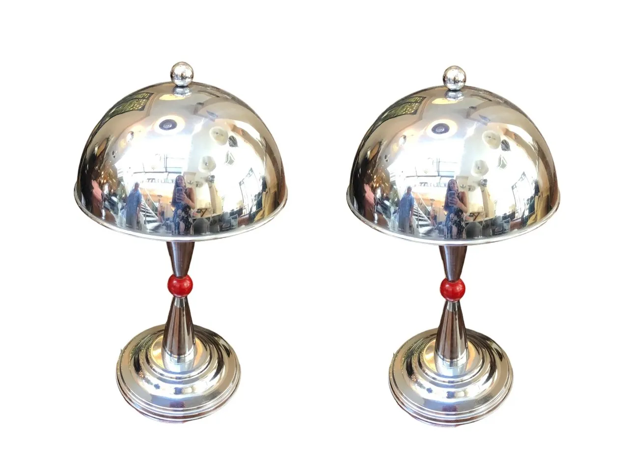due lampade da tavolo antiche con design lucido e dettagli decorativi