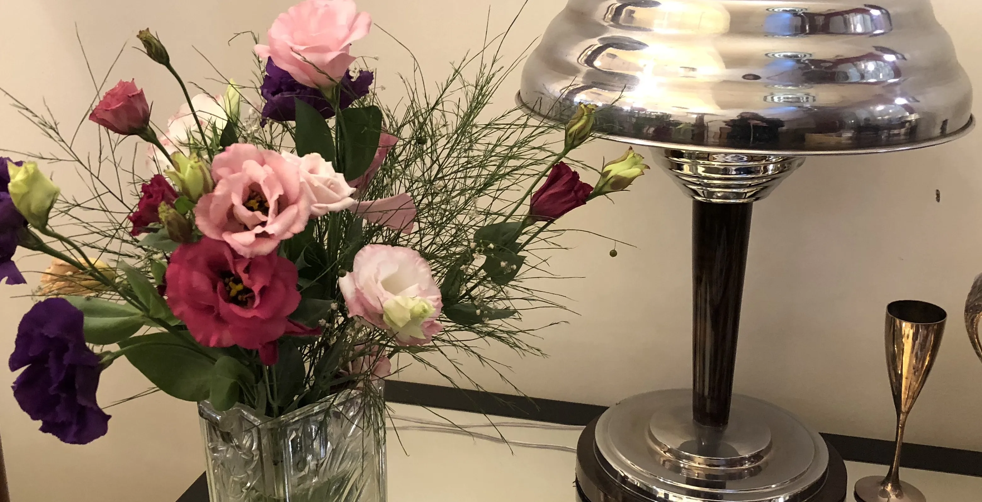 Bouquet in un vaso trasparente con fiori rosa e viola