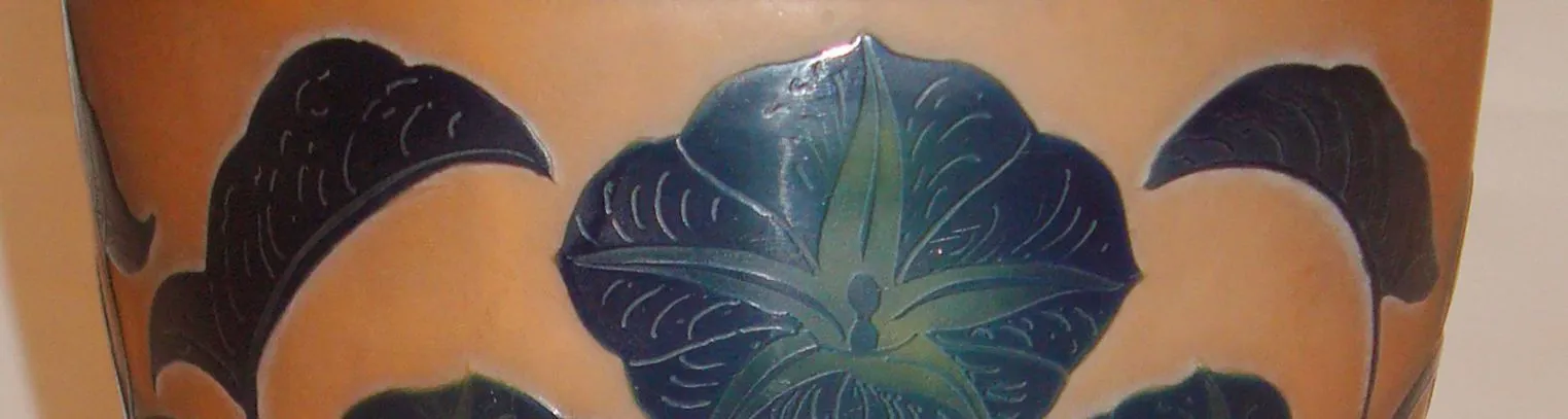 Vetri antichi di D'Argental, decorati con motivi floreali in tonalità di blu e verde.