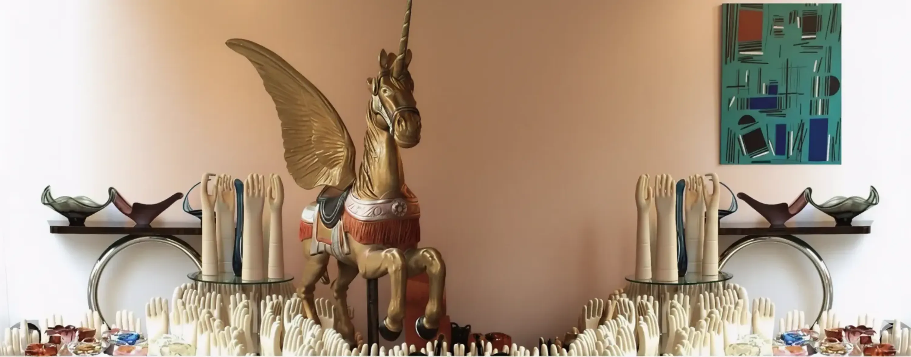 Carosello antico con animali, incluso un unicorno dorato.