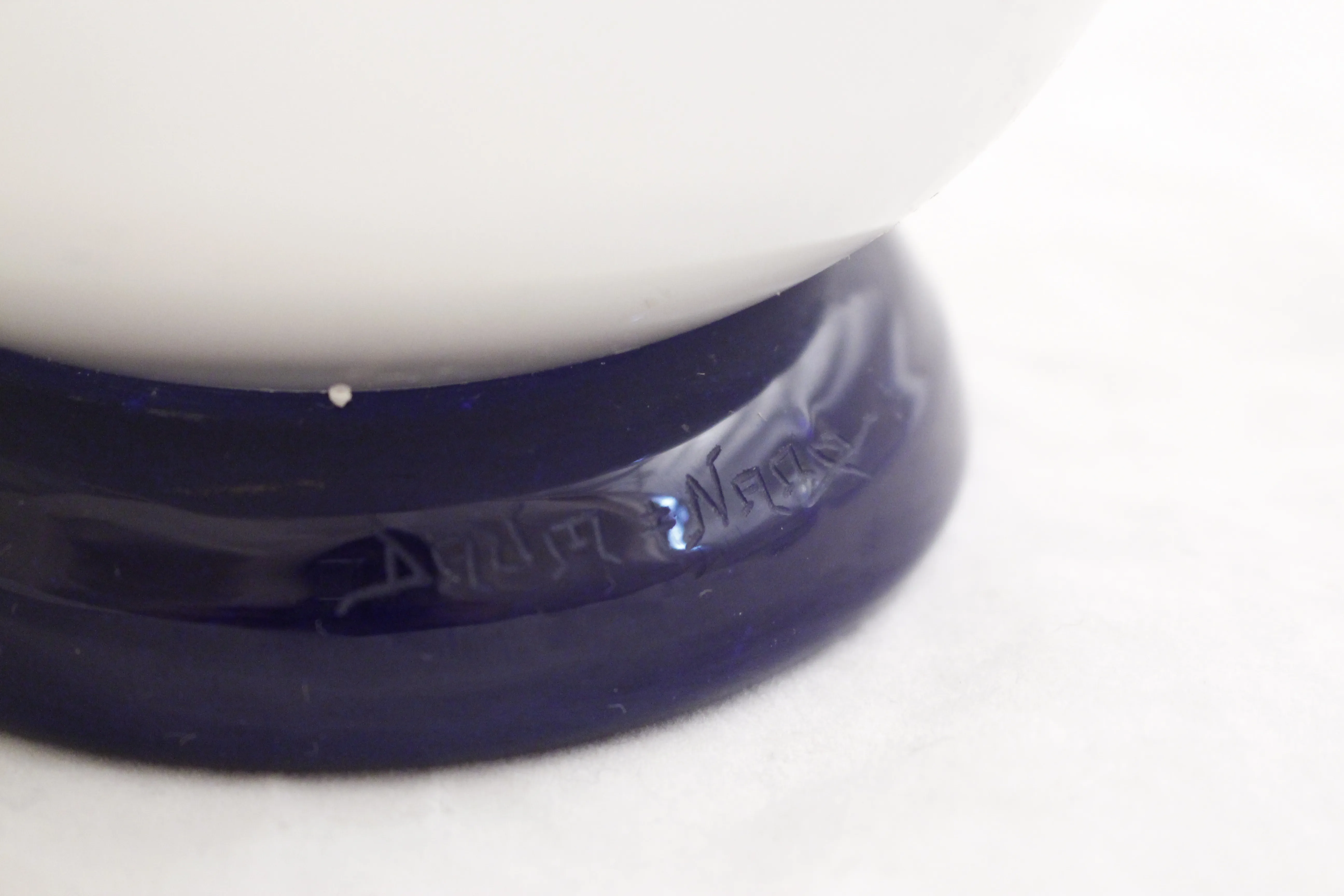 sigillo antico Daum Nancy con base blu, dettaglio visibile, perfetto per collezionisti