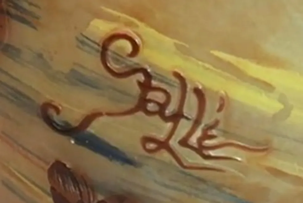 dettagli di un sigillo gallé antico con forma stilizzata