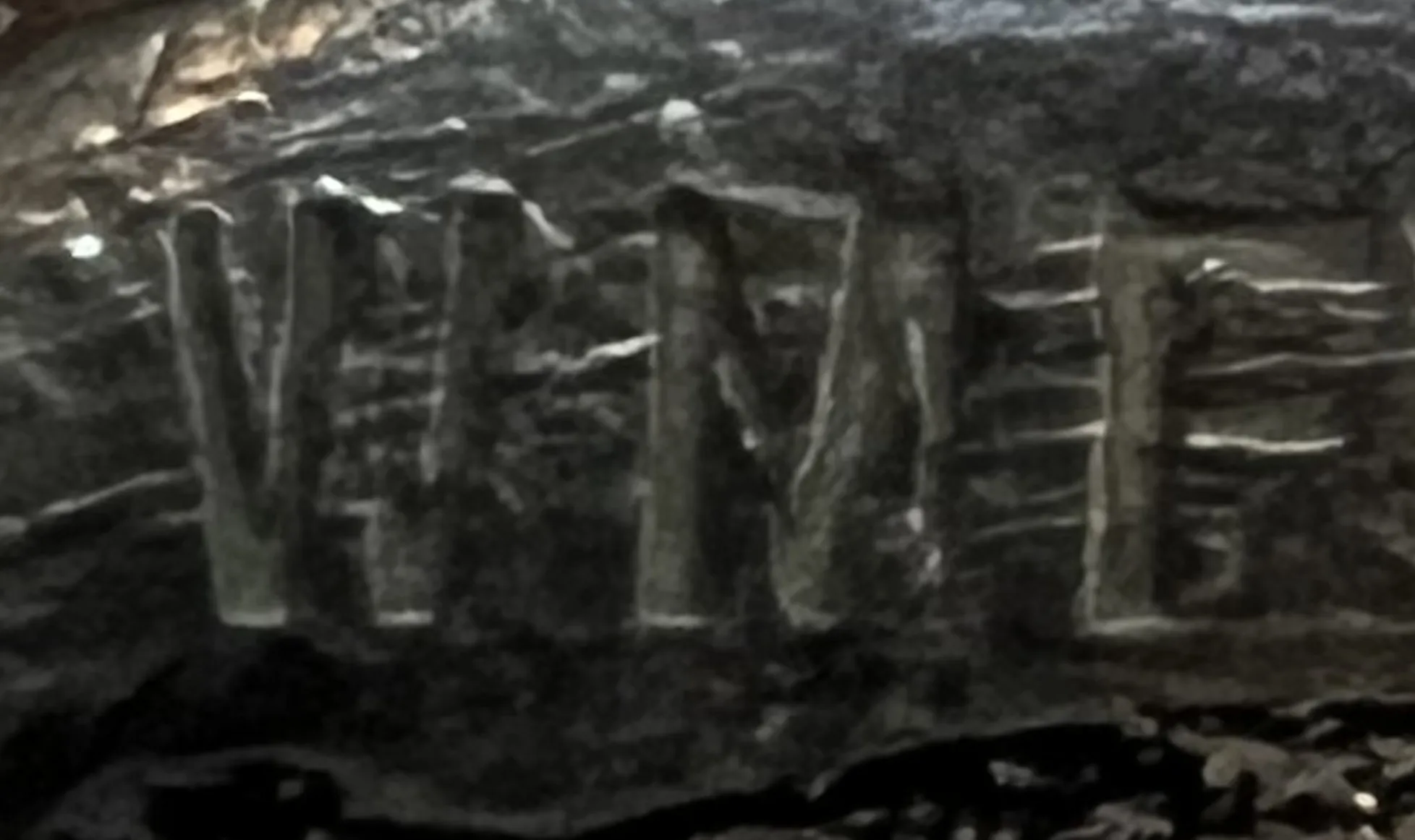 Sigillo antico WMF con iscrizione visibile, sfondo scuro