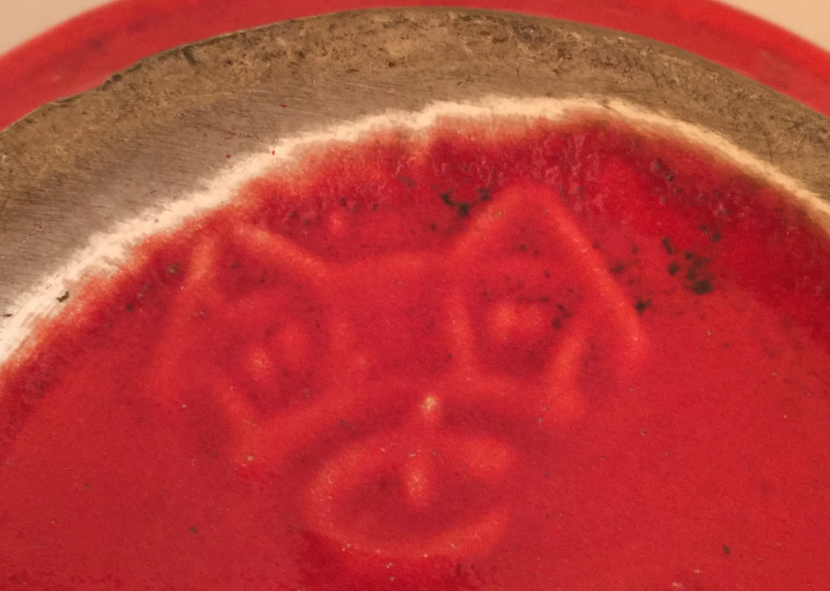sigillo antico con forma distintiva in rosso