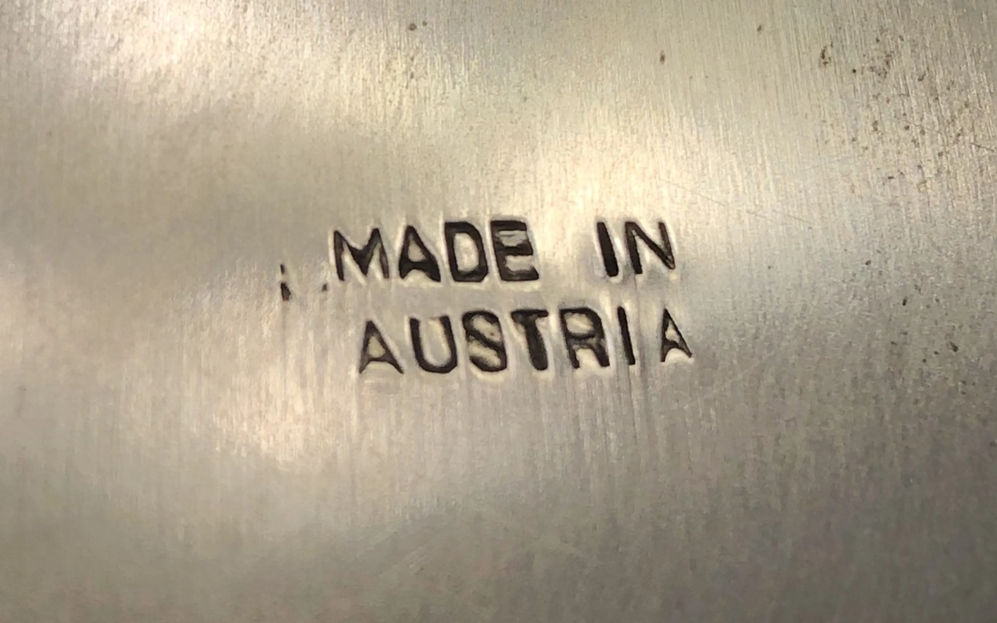 Dettaglia un sigillo antico con l'iscrizione Made in Austria.