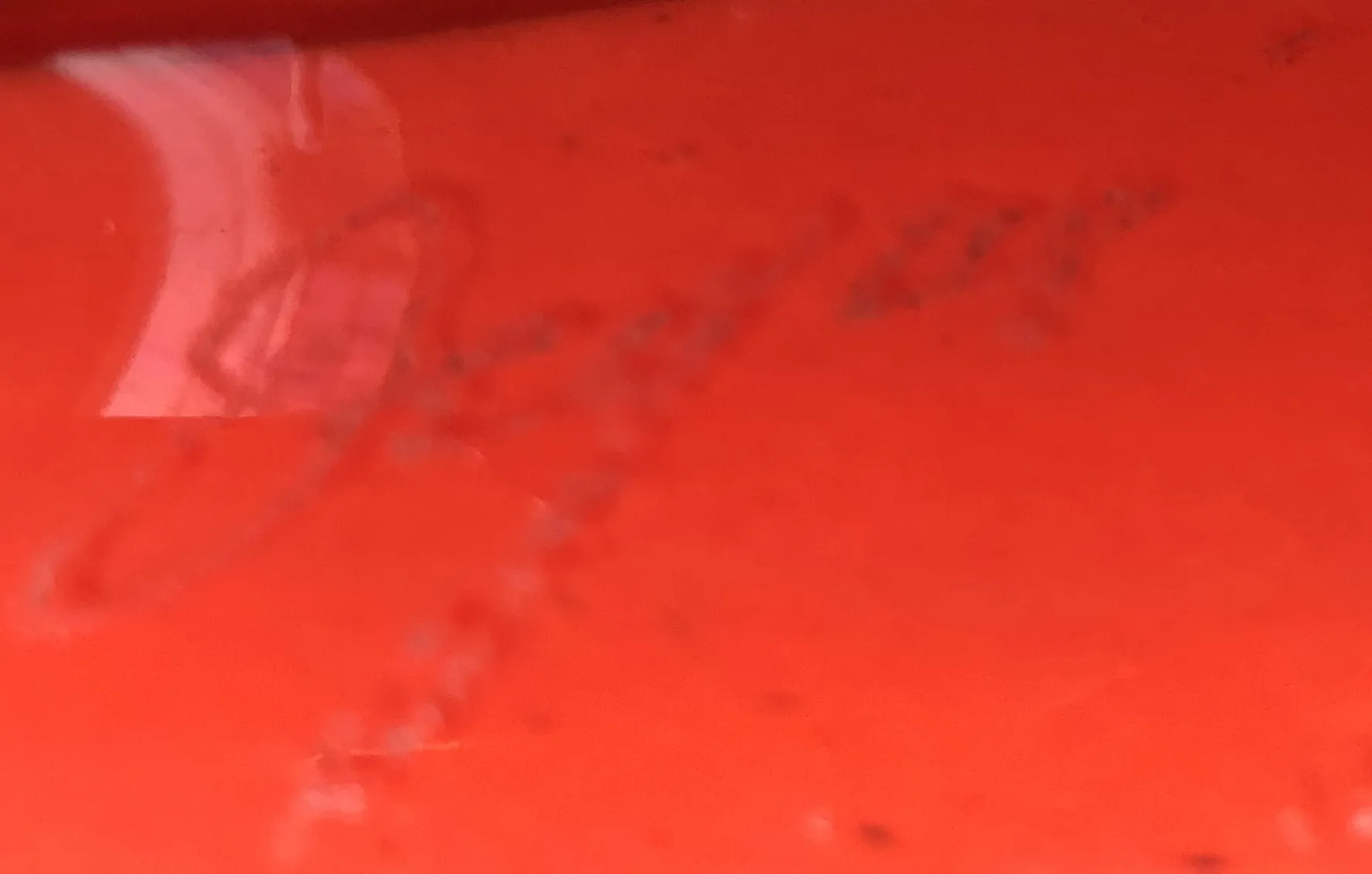 sigillo Degue antico con dettagli visibili su una superficie rossa