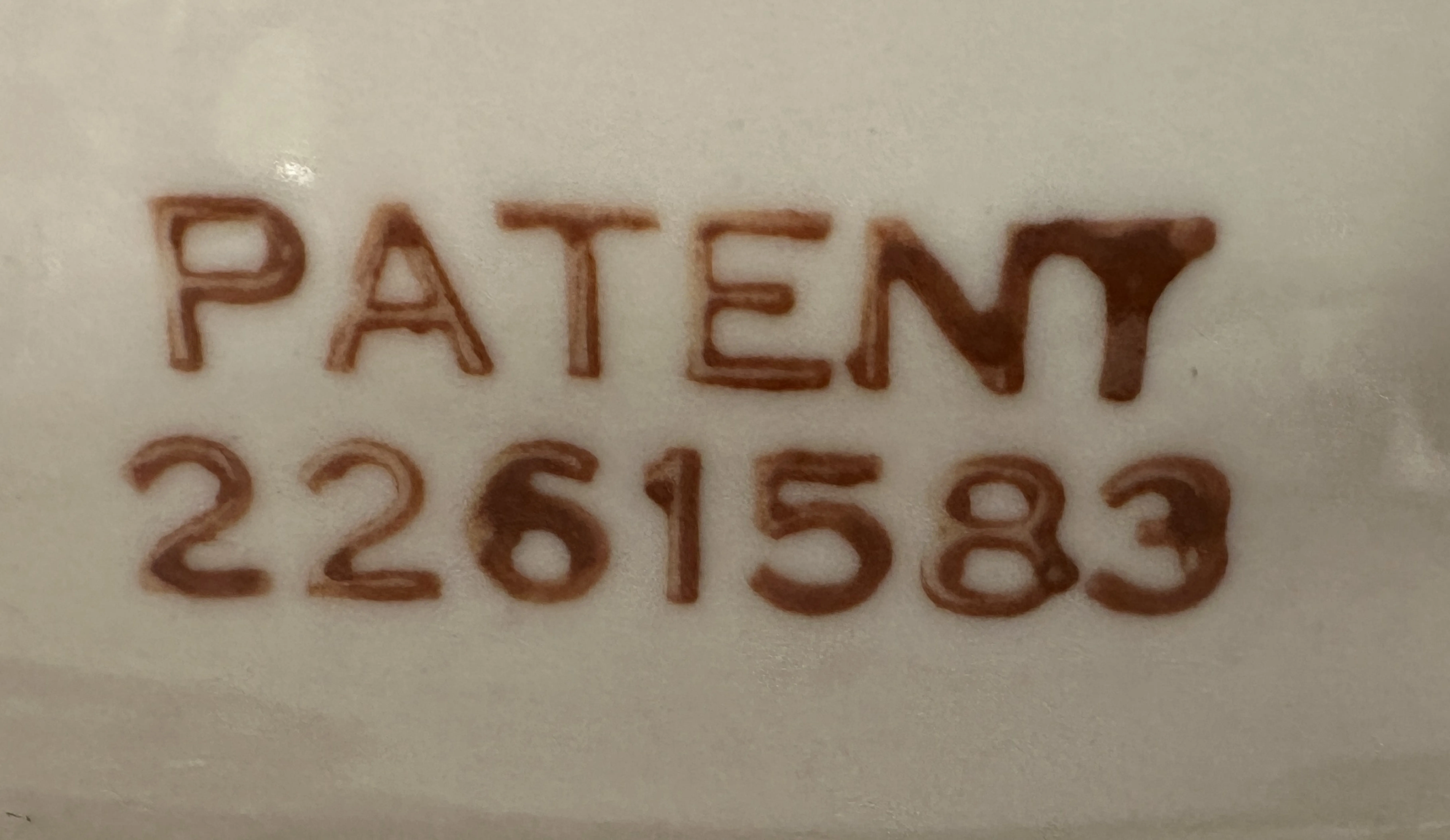 Antico sigillo con l'iscrizione Patent 2261583.