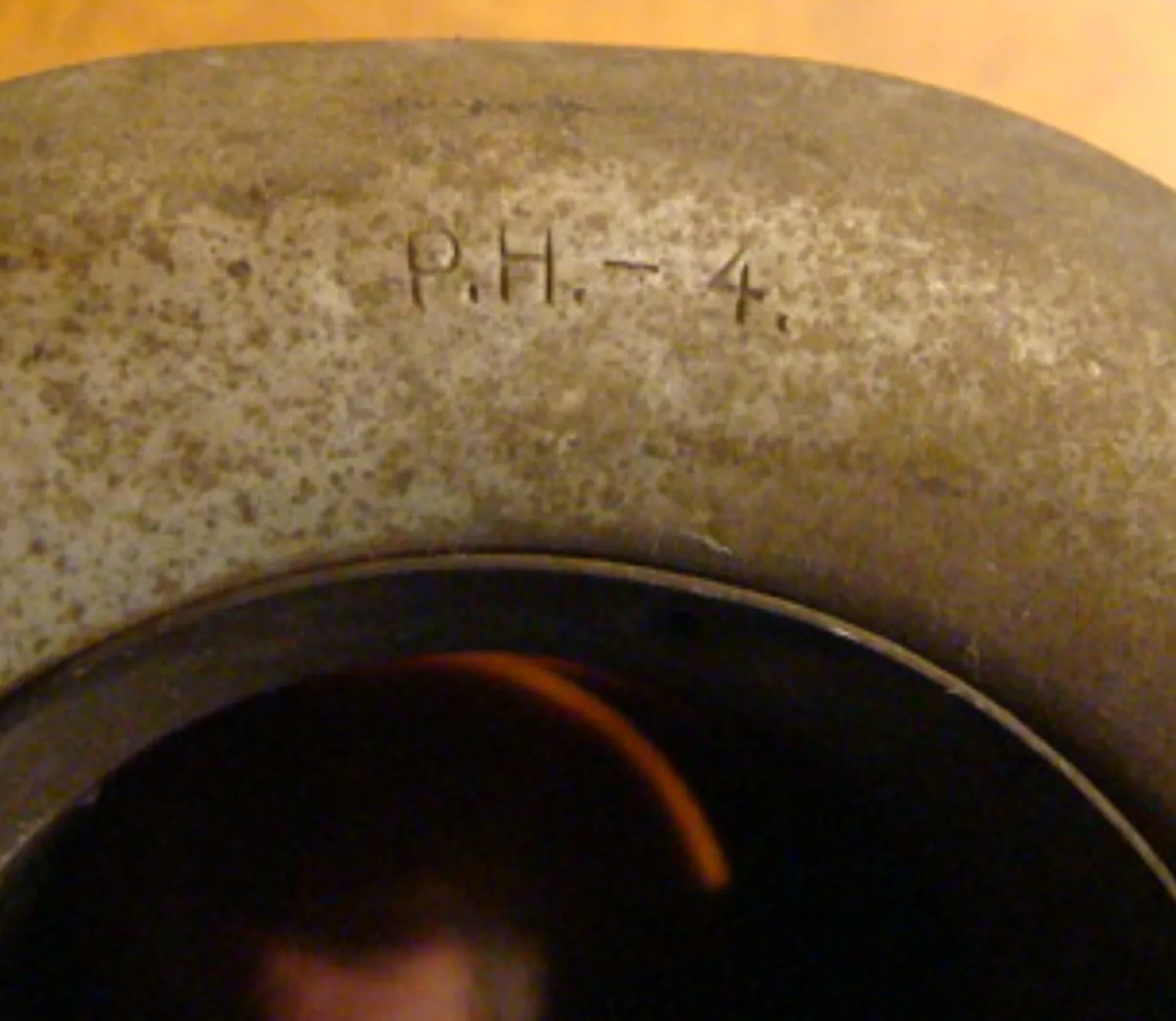 古い印章P.H-4に見える彫刻と古典的な環境