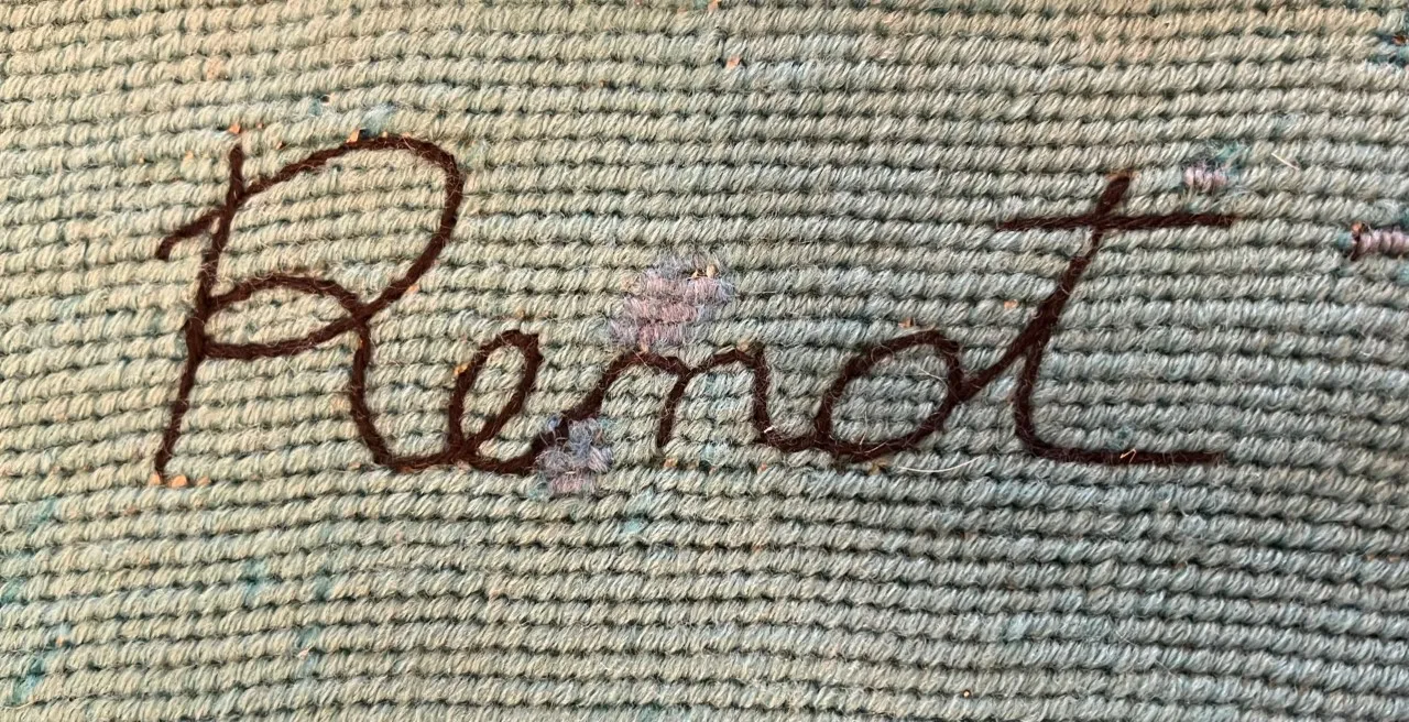 古い印章に布に刺繍されたRenotの言葉