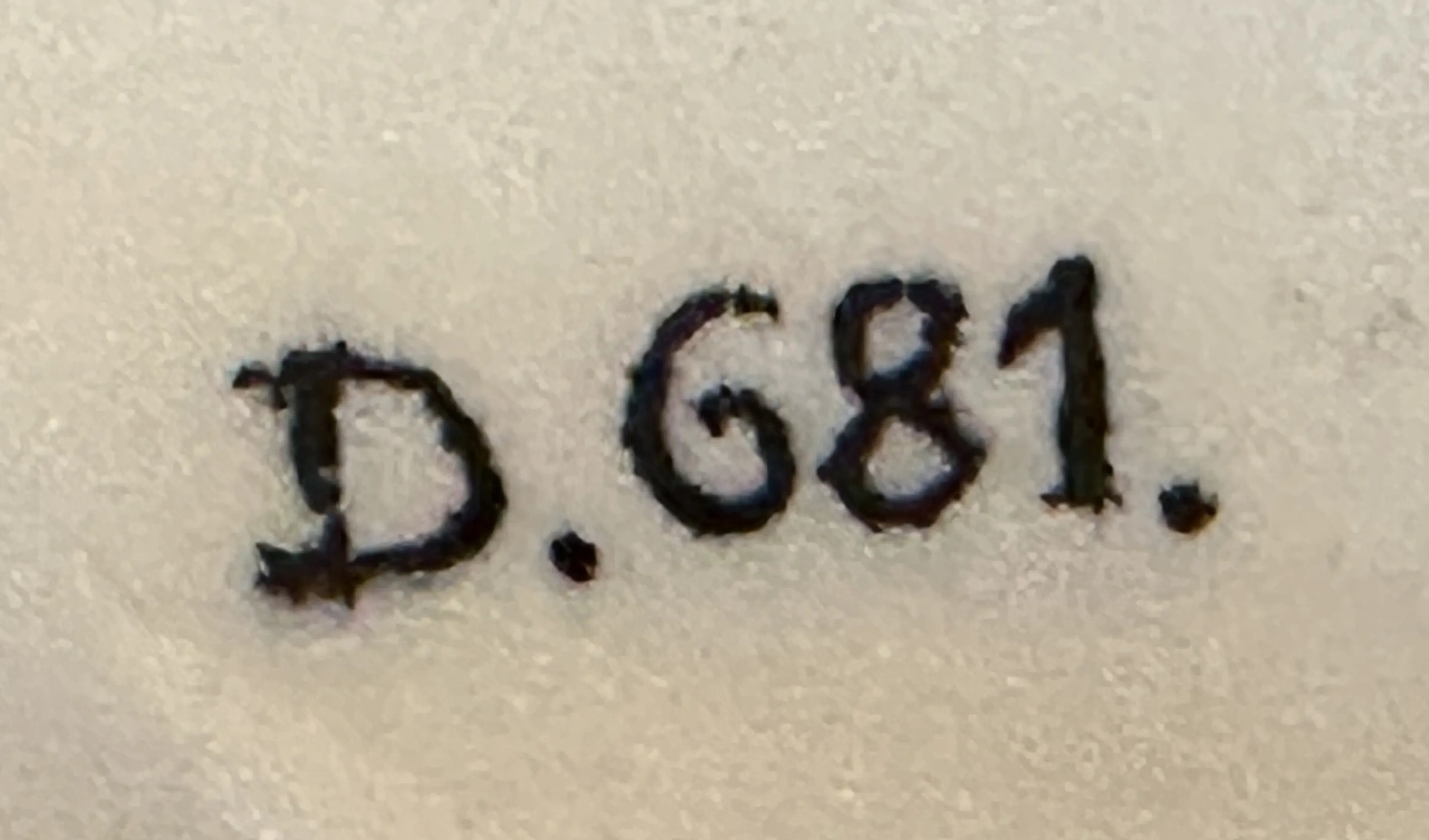 D.681の彫刻がある古い印章、明るい背景