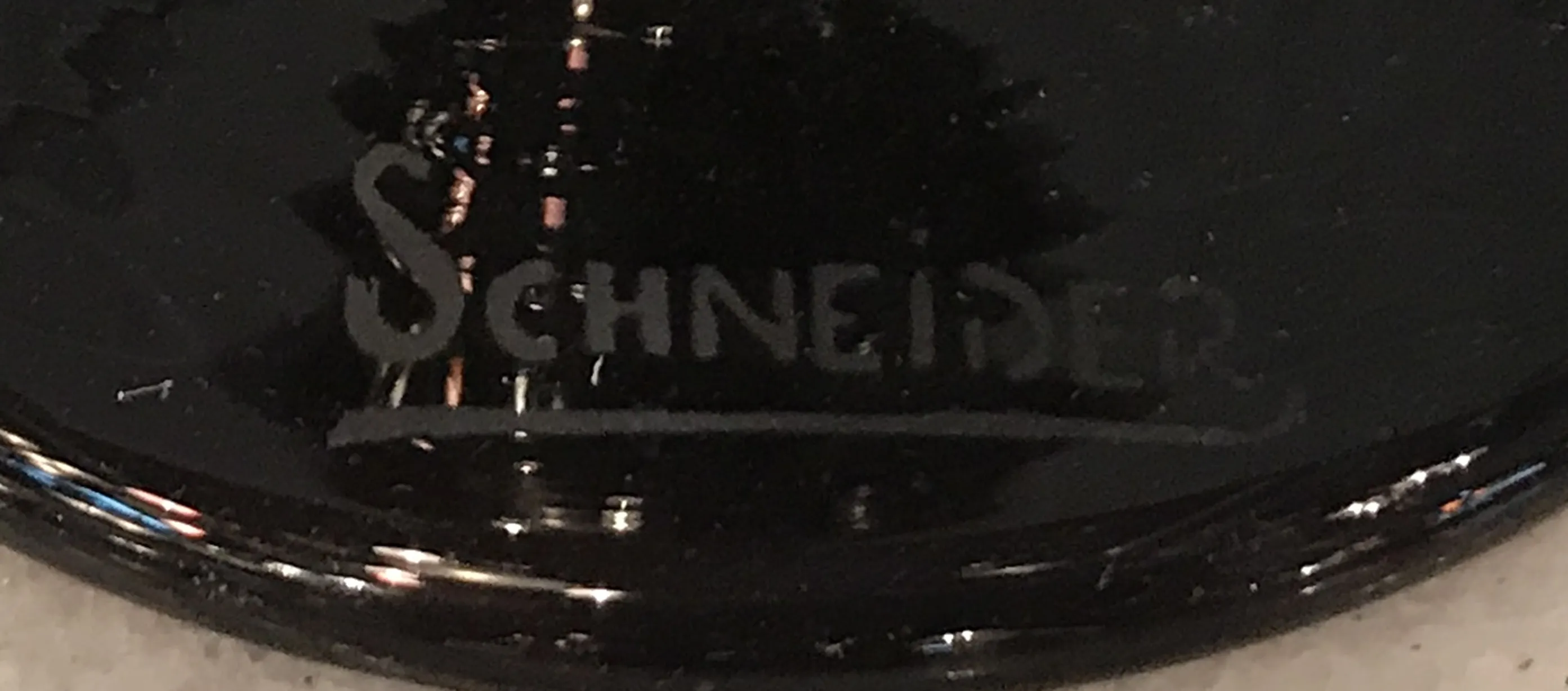 古い印章 Schneider の明るい背景に、詳細が見える。