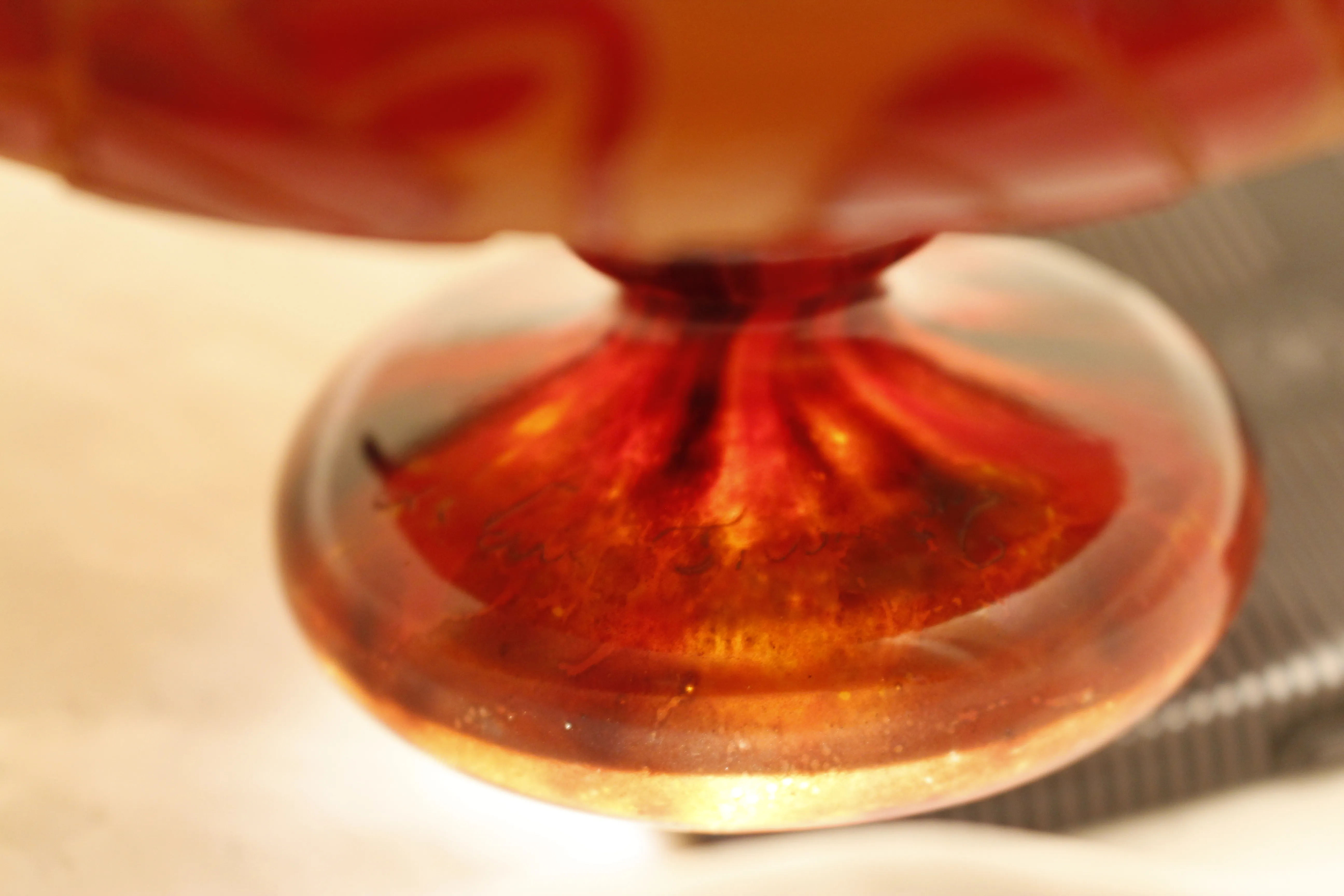 古い印章 Le Verre Français の詳細、赤と琥珀色の基部。