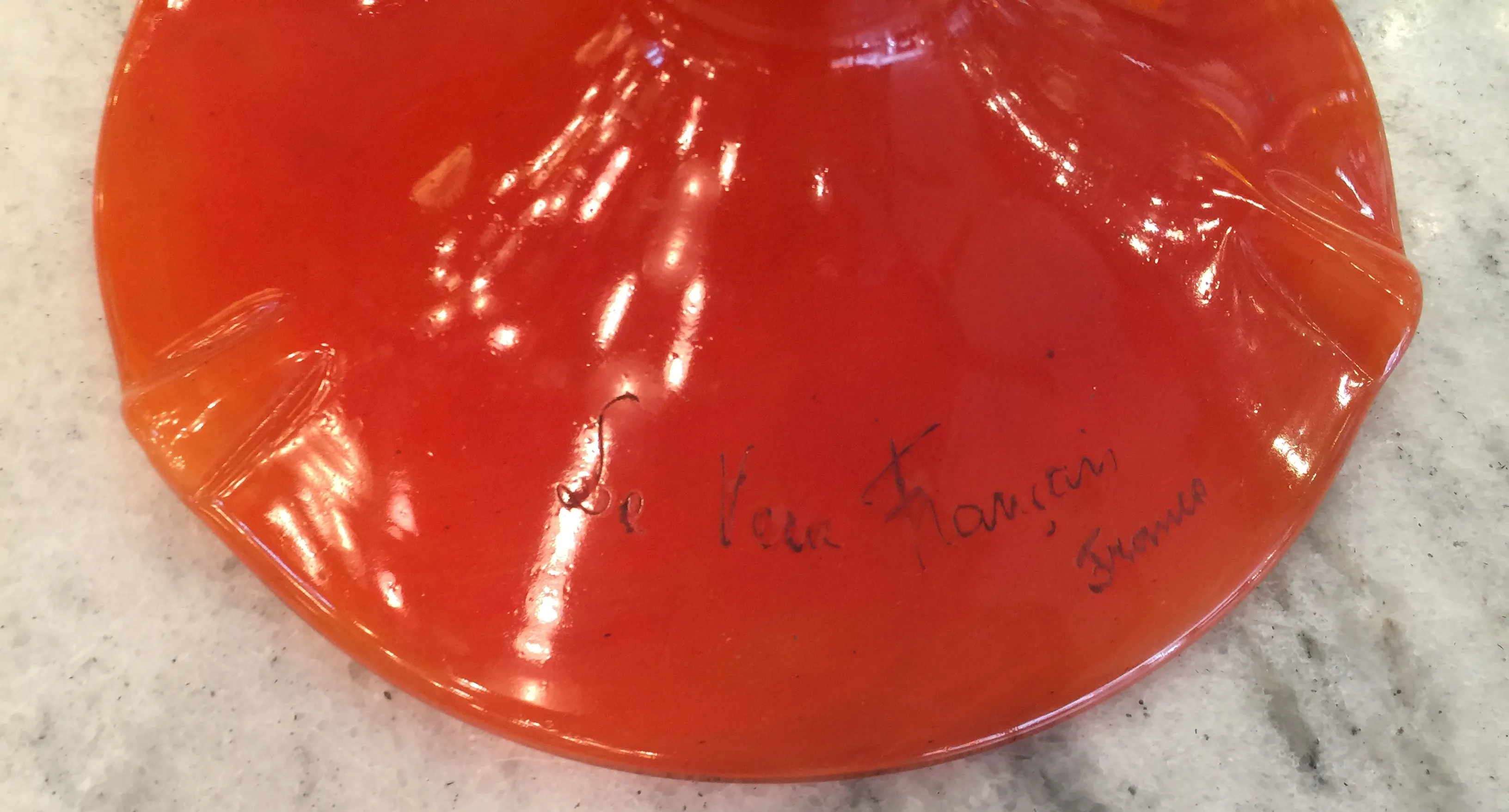 古い赤い印章に刻まれた le verre francais france