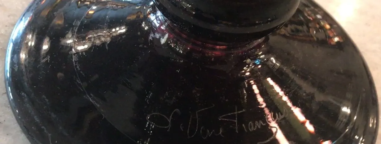 Le Verre Françaisの古い印章には彫刻された詳細がある