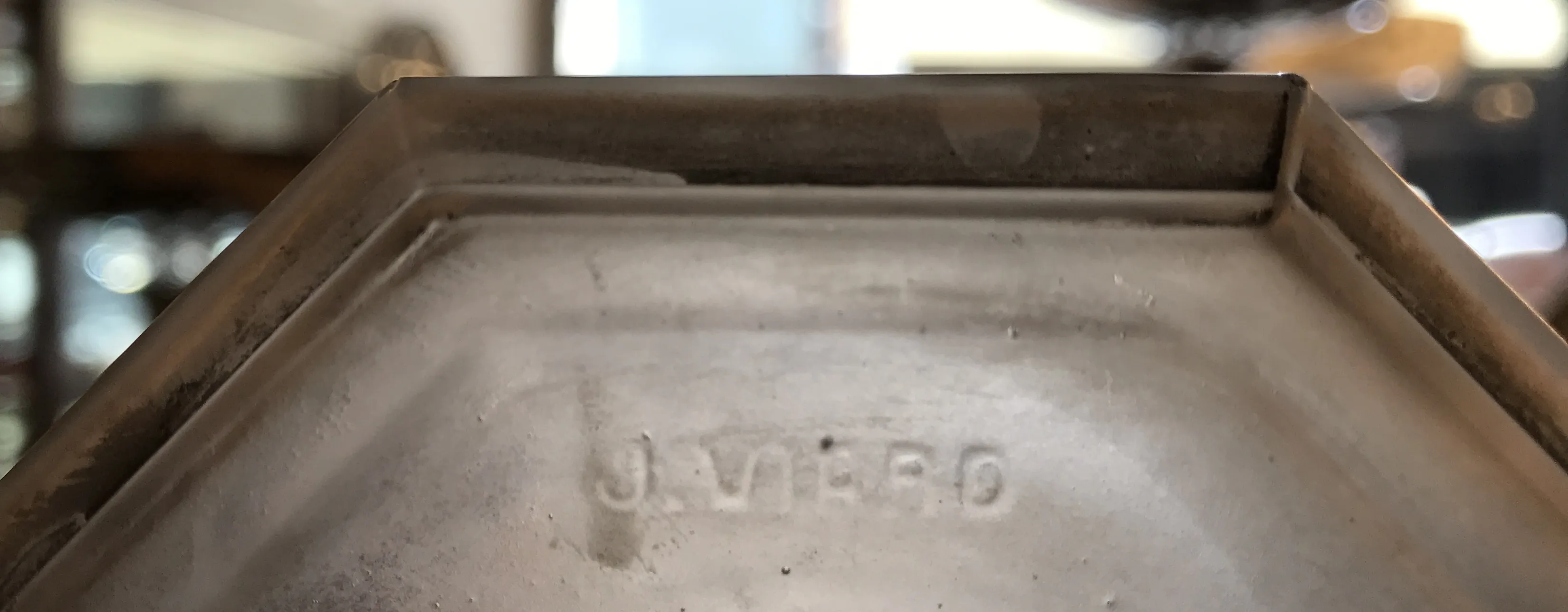 古い印章J. Viaro、印刷に使用され、詳細が見えます。