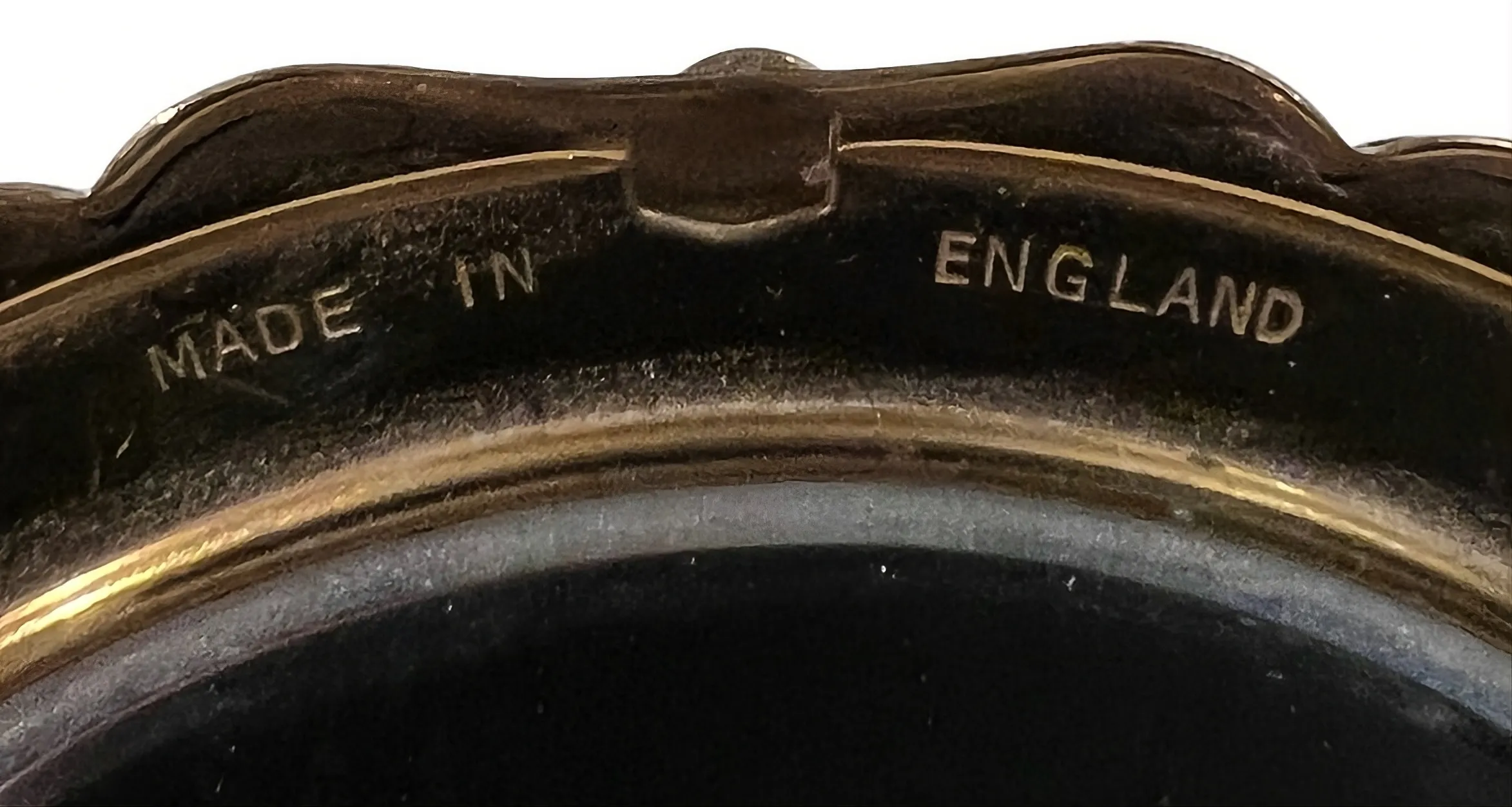 오래된 도장에 made in england 새김, 섬세한 디테일