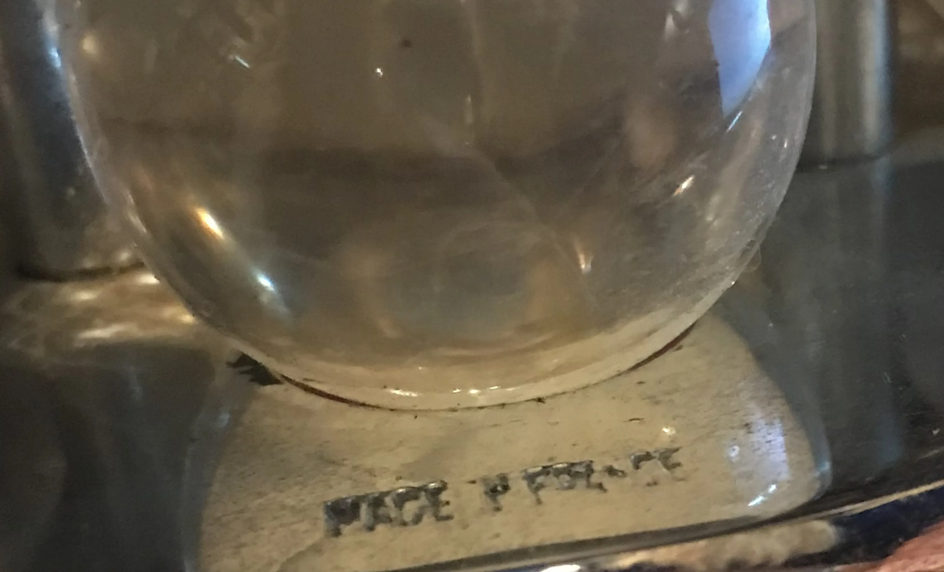 기반에 made france 글자가 새겨진 고대 도장