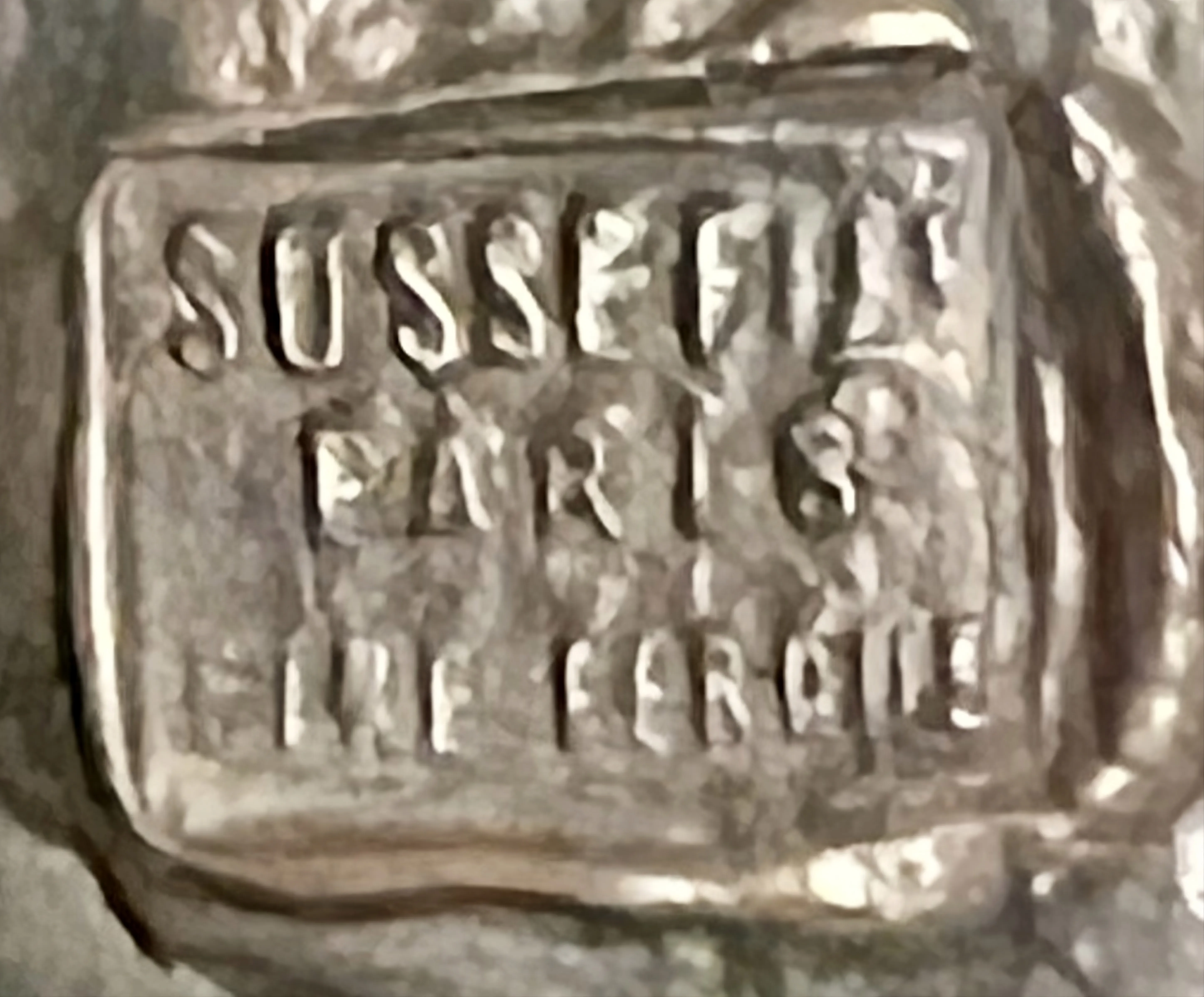 오래된 도장에 SUSSE FRÈRES PARIS CIRE PERDUE의 문자