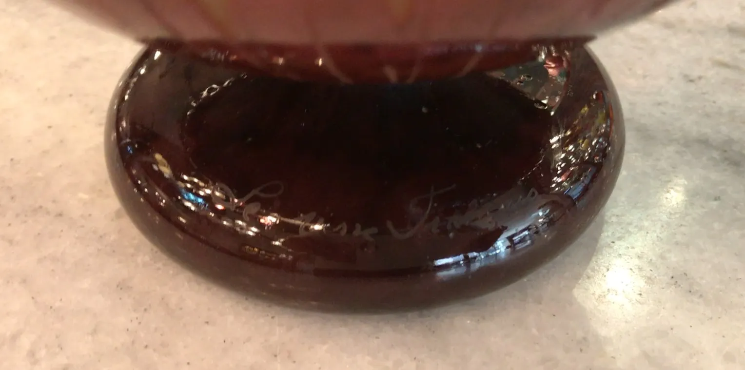 античная печать Le Verre Français на светлой поверхности