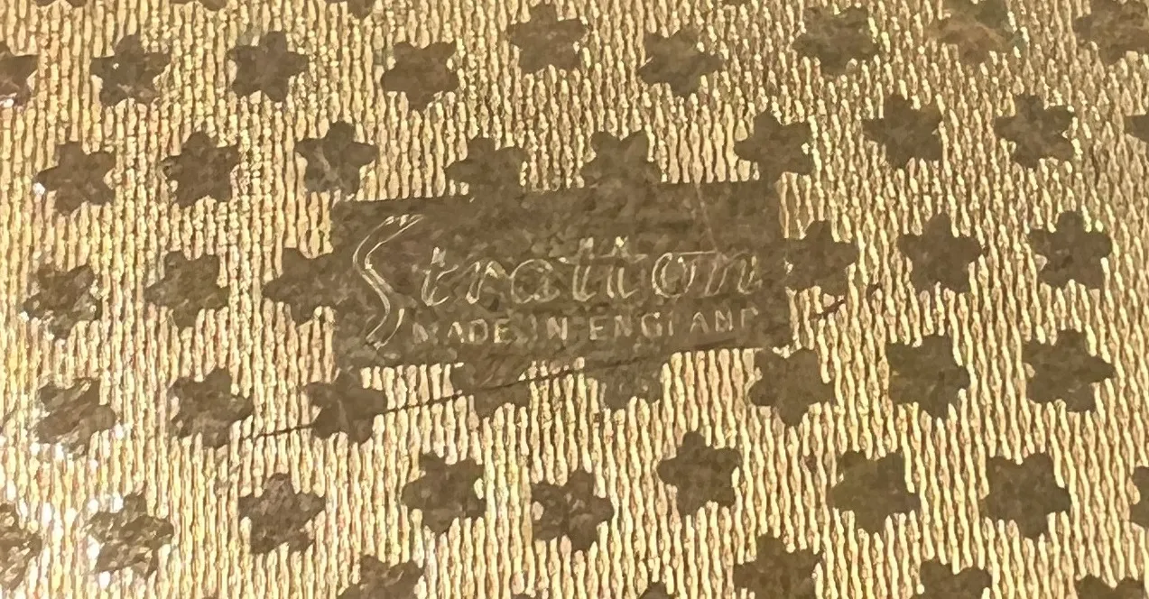 ختم stratton القديم مع تصميم مميز وخلفية مزخرفة