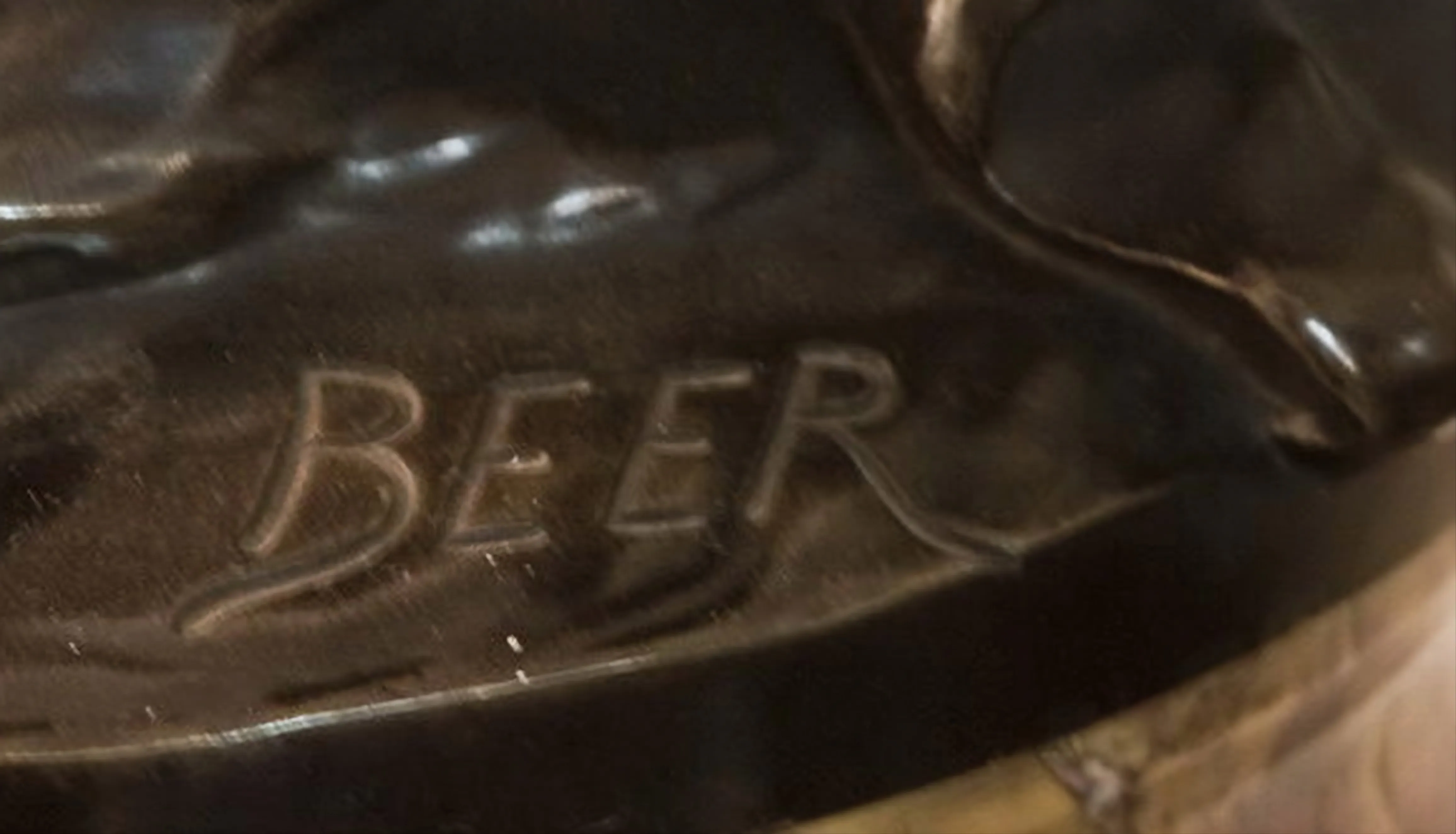 ختم قديم يحمل كلمة Beer على سطحه.