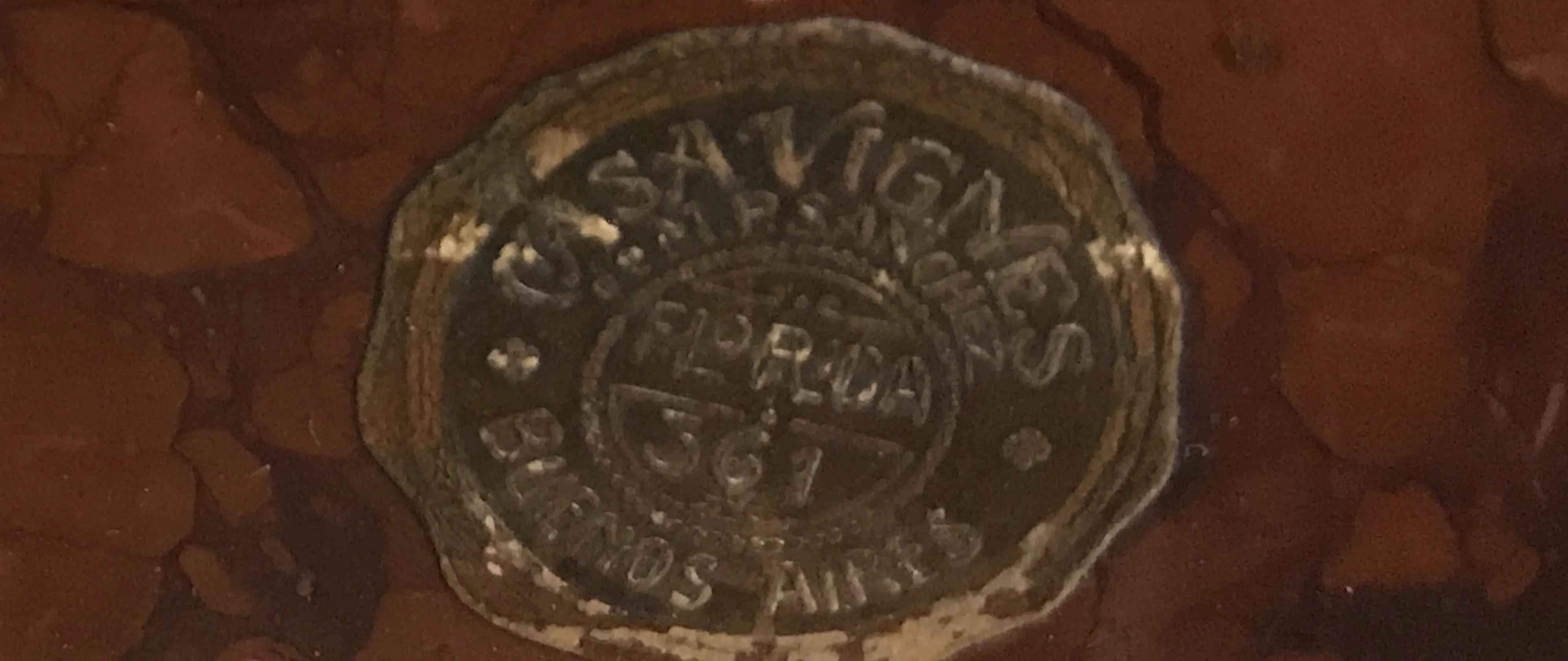 ختم قديم من Casa Vignes de M. P. Sanchez في بوينس آيرس بتفاصيل واضحة.