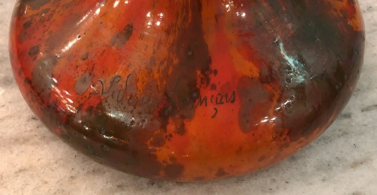 ختم قديم بألوان حمراء مع كتابة مرئية