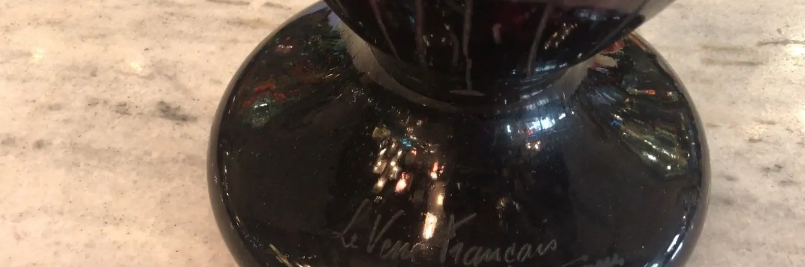 ختم عتيق Le Verre Français على سطح فاتح، يعكس الضوء